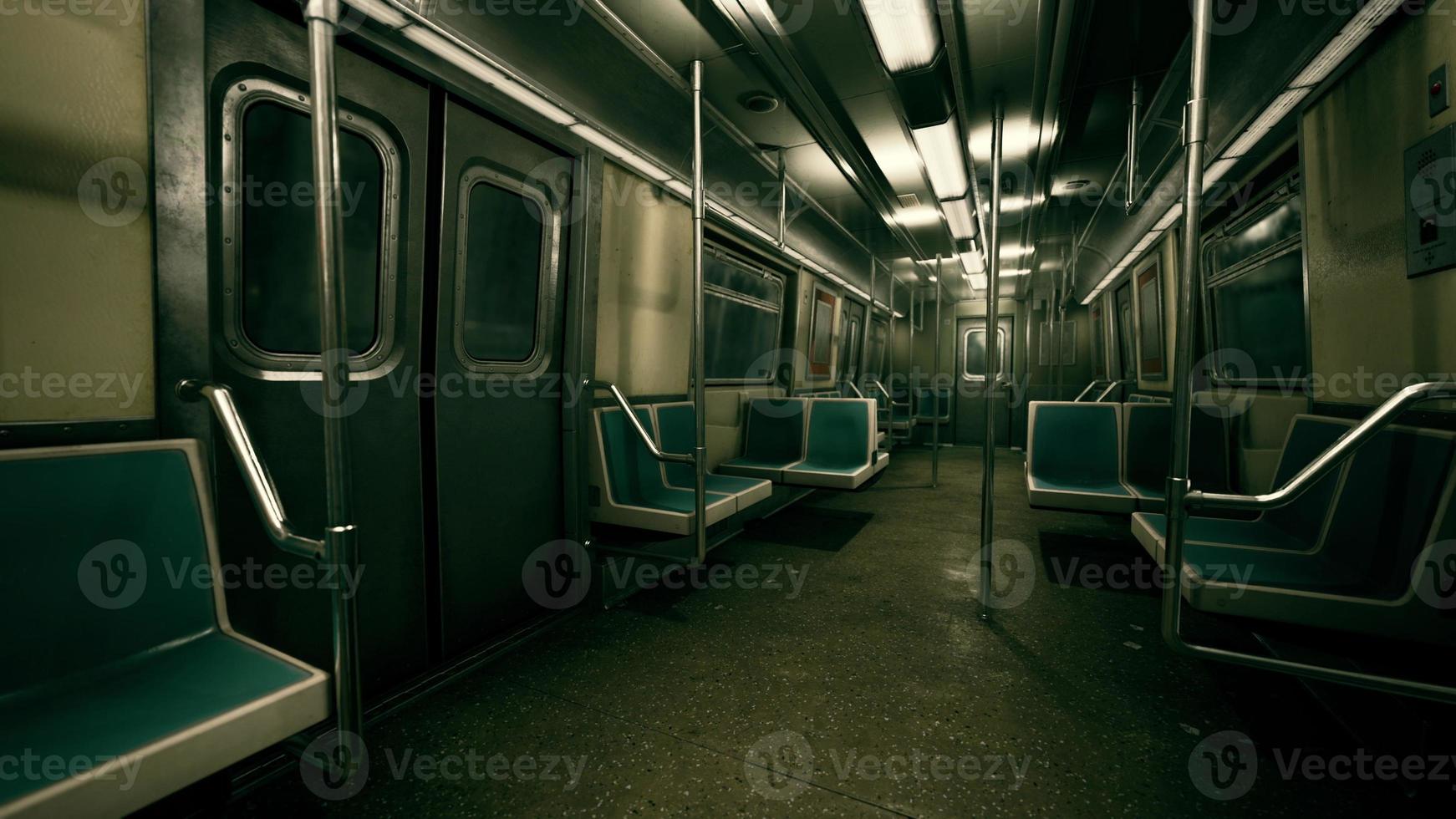 leerer u-bahnwagen mit dem öffentlichen verkehrssystem von new york city foto