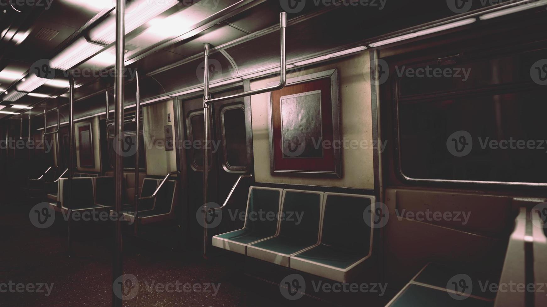 leerer u-bahnwagen mit dem öffentlichen verkehrssystem von new york city foto