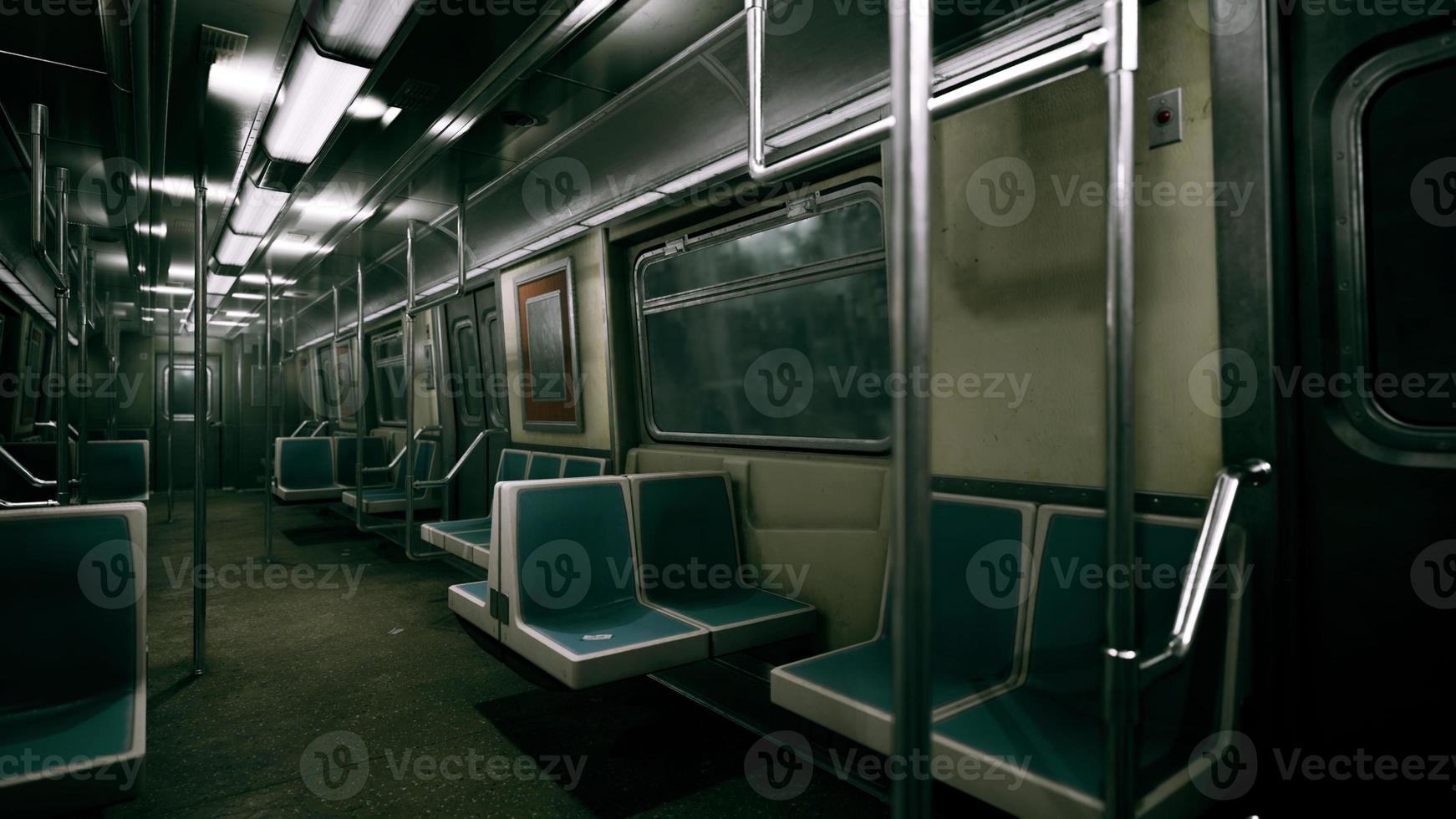 leerer u-bahnwagen mit dem öffentlichen verkehrssystem von new york city foto