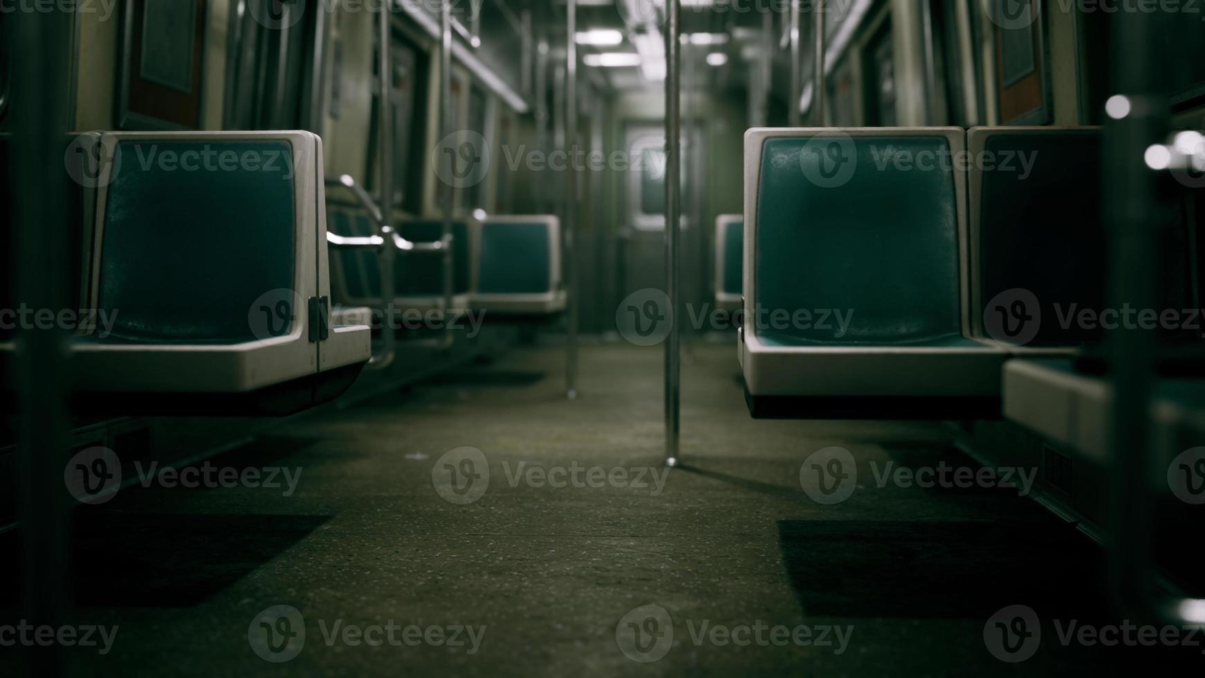 leere U-Bahn-U-Bahn mit öffentlichen Verkehrsmitteln foto