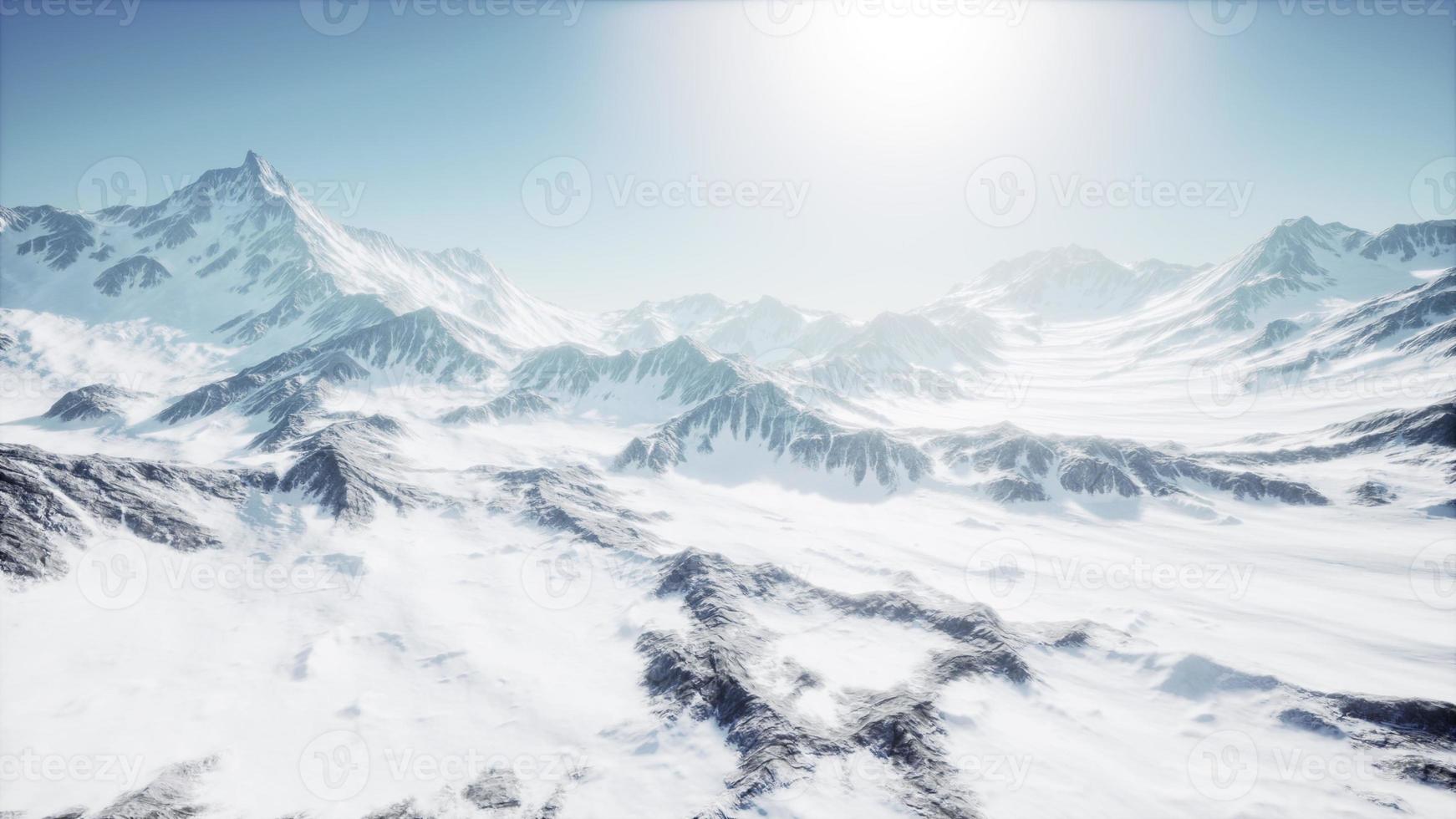 Malerischer Blick auf den schneebedeckten Matterhorn-Gipfel an sonnigen Tagen mit blauem Himmel foto