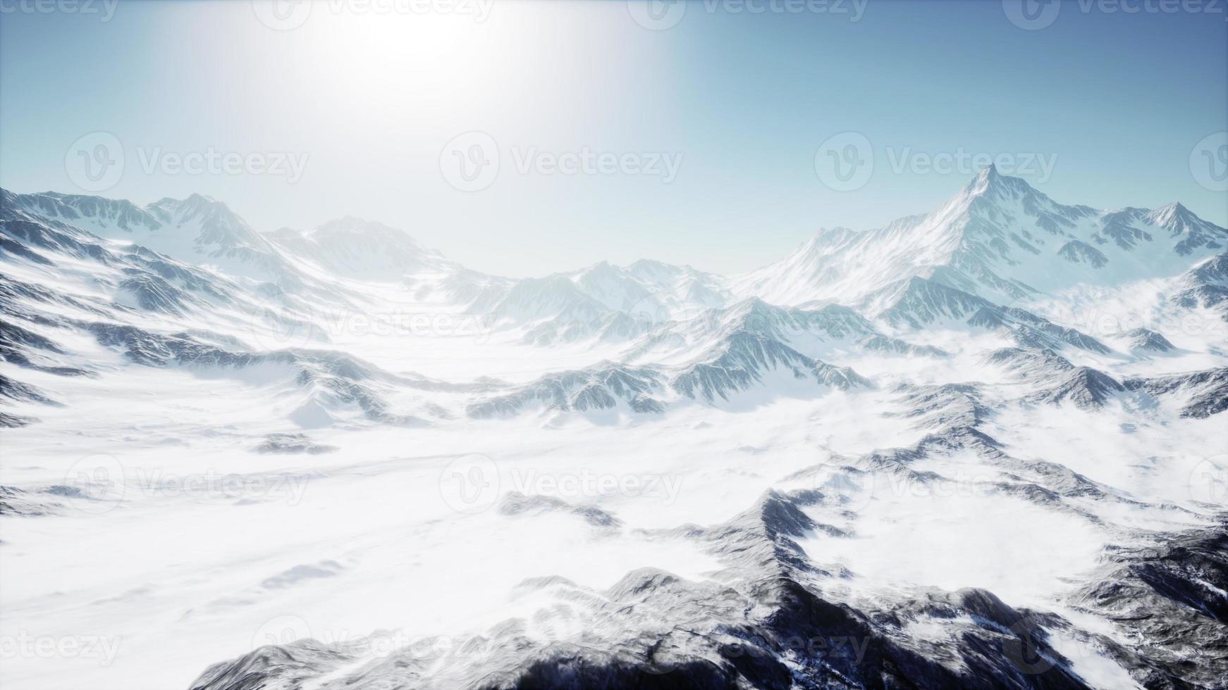 Luftaufnahme vom Flugzeug der blauen schneebedeckten kanadischen Berglandschaft foto