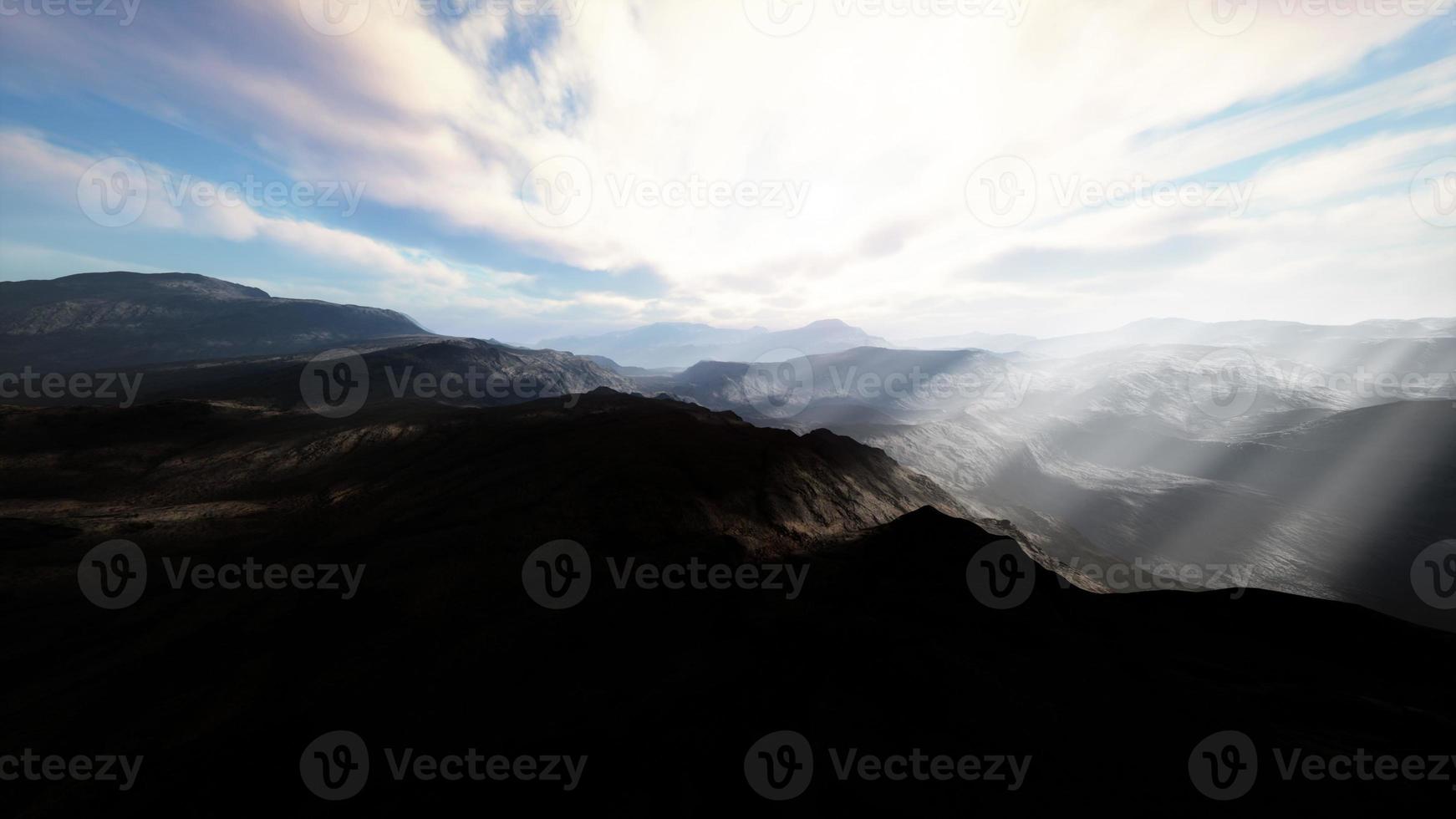 Alpenketten in den Morgennebel gehüllt foto