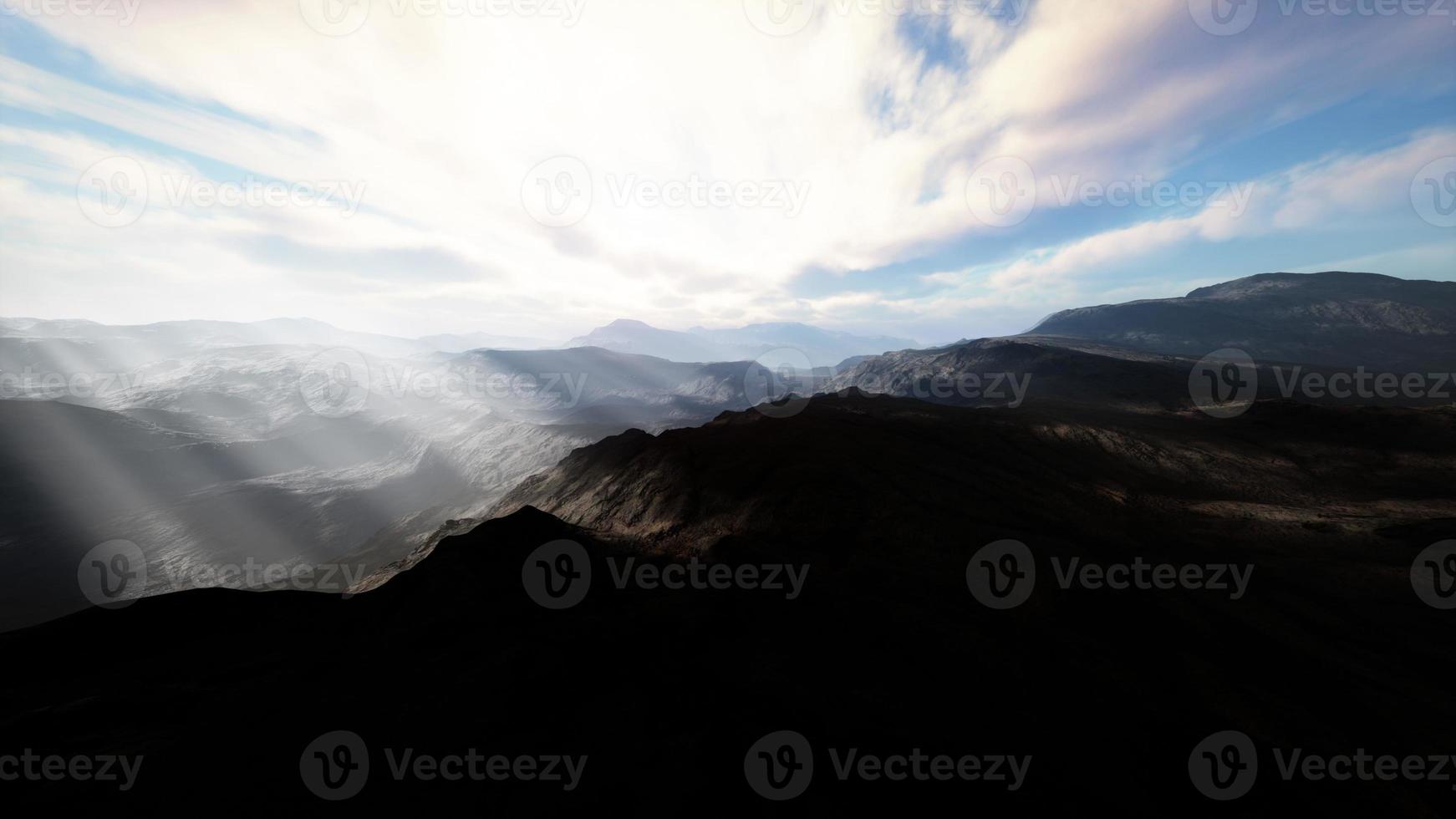 Alpenketten in den Morgennebel gehüllt foto