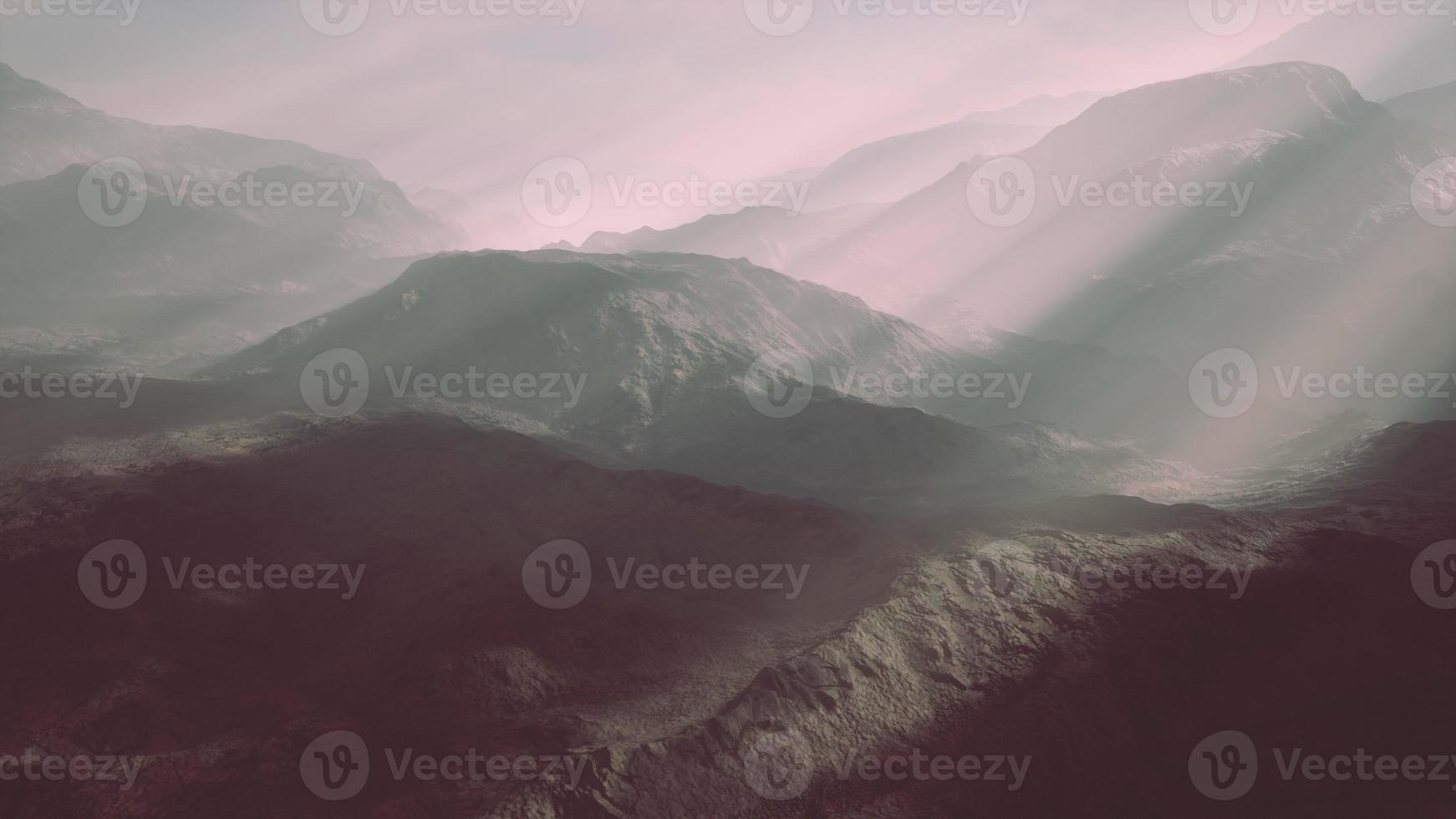 Alpenketten in den Morgennebel gehüllt foto