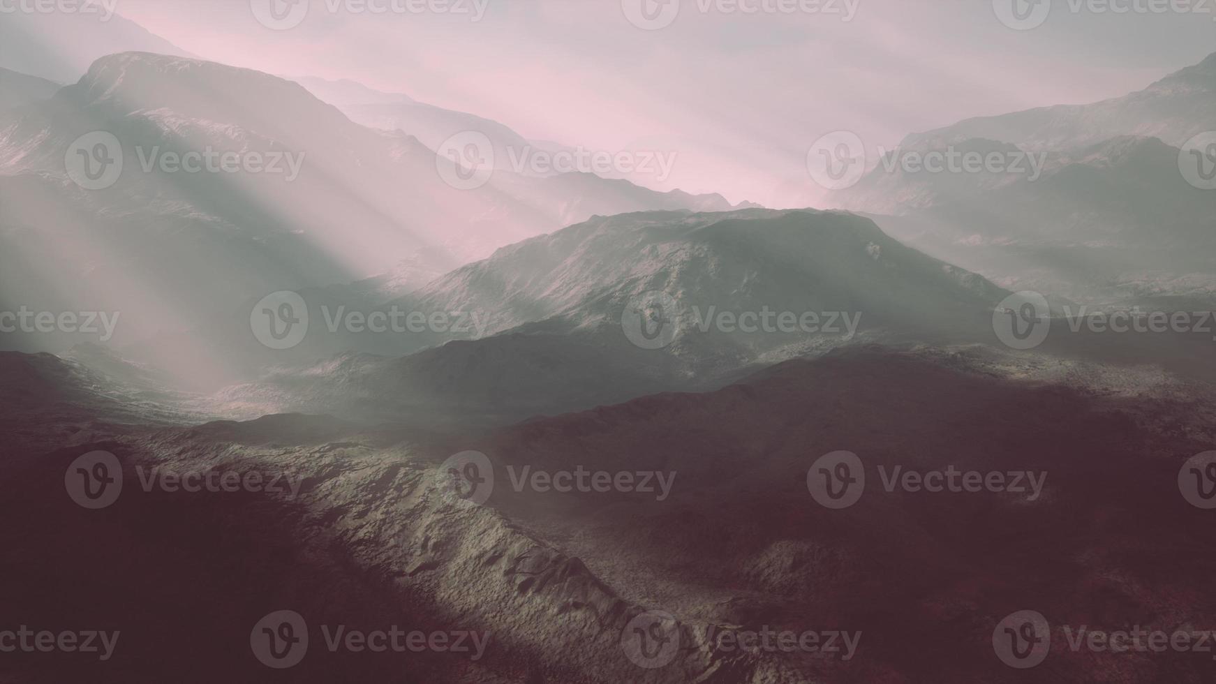 Alpenketten in den Morgennebel gehüllt foto