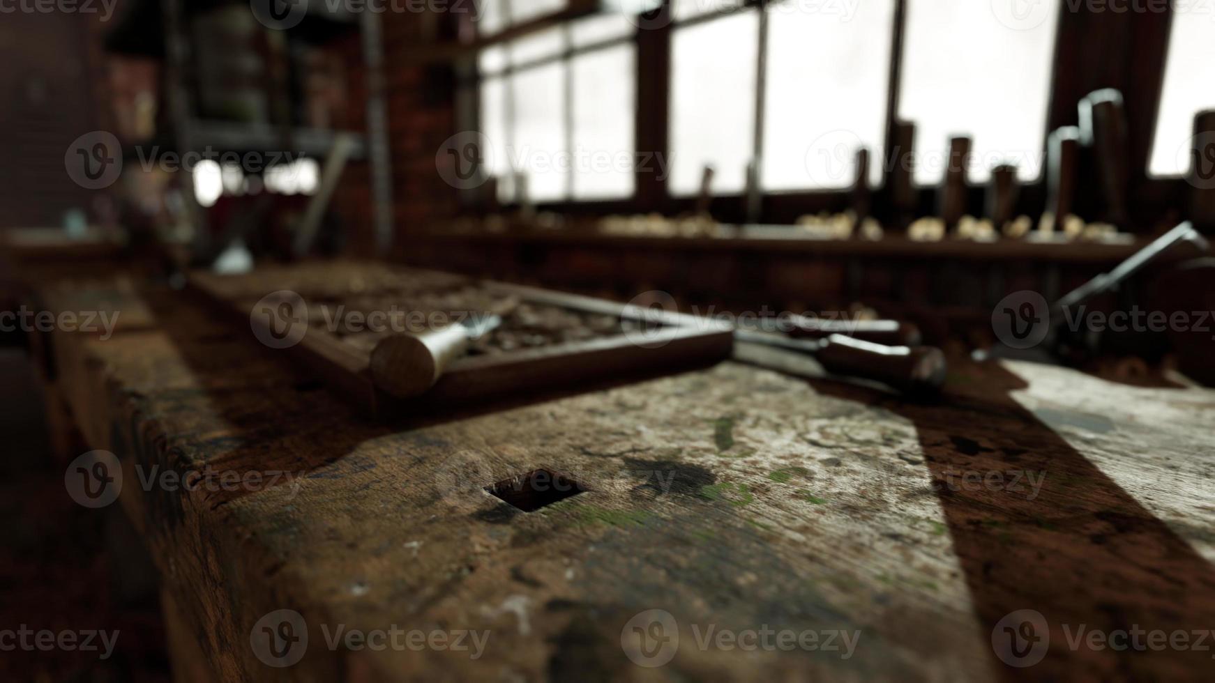 der arbeitstisch in der holzwerkstatt foto