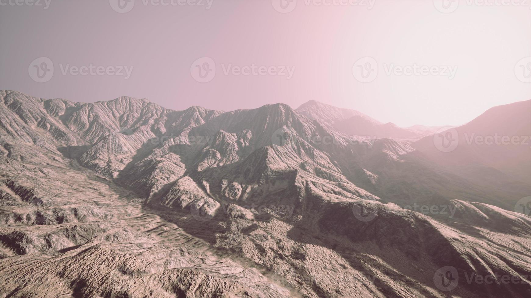 Blick auf die afghanischen Berge im Nebel foto