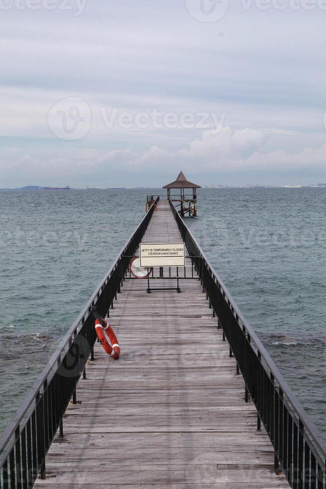 Angelpiers oder Promenadensteg am Meer oder Resort sind derzeit geschlossen. foto