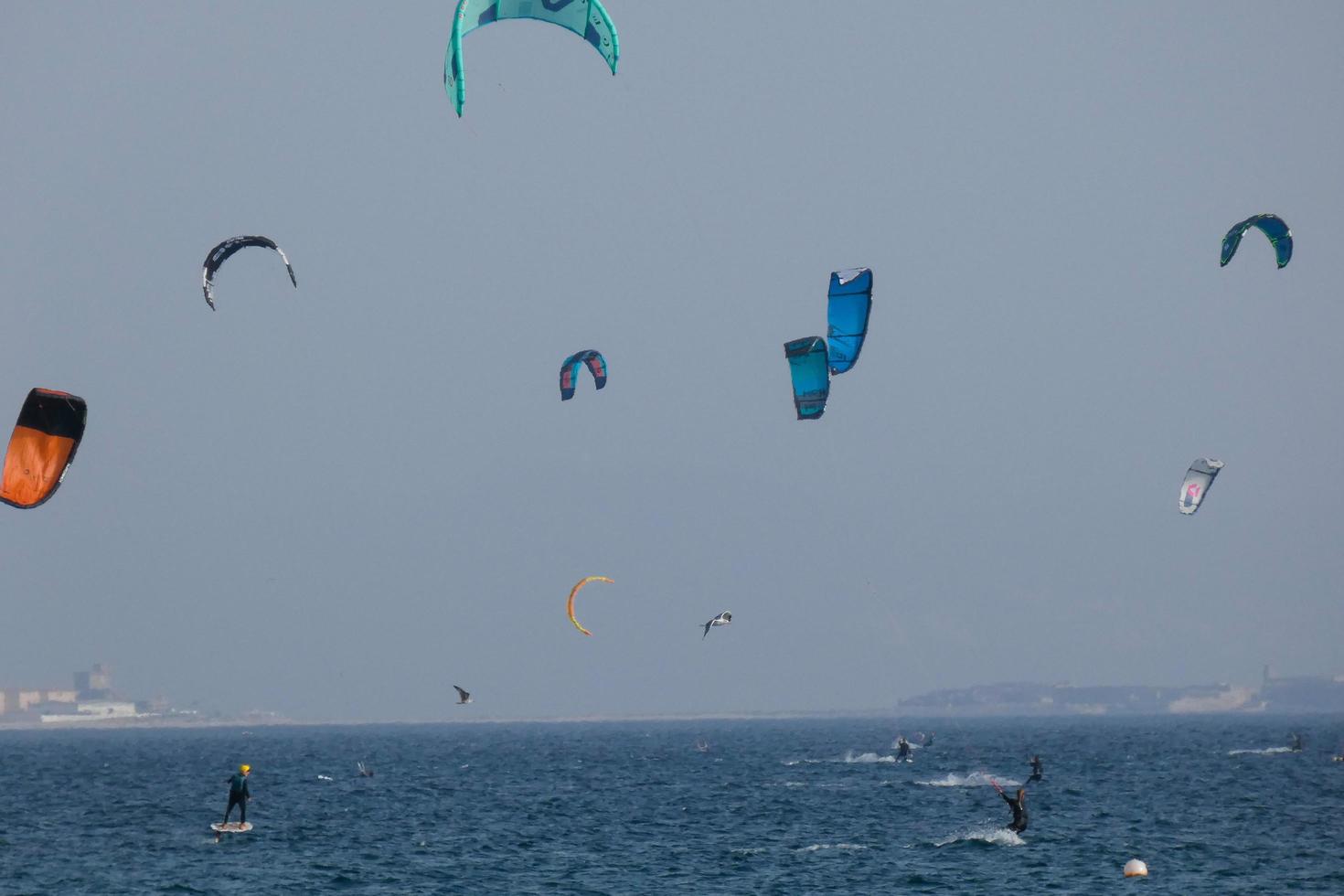 Windsurfen, Kitesurfen, Wasser- und Windsport mit Segeln oder Drachen foto