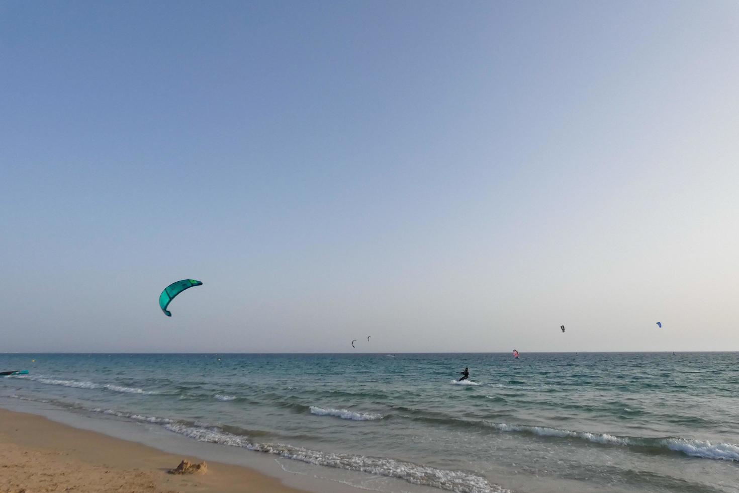 Windsurfen, Kitesurfen, Wasser- und Windsport mit Segeln oder Drachen foto