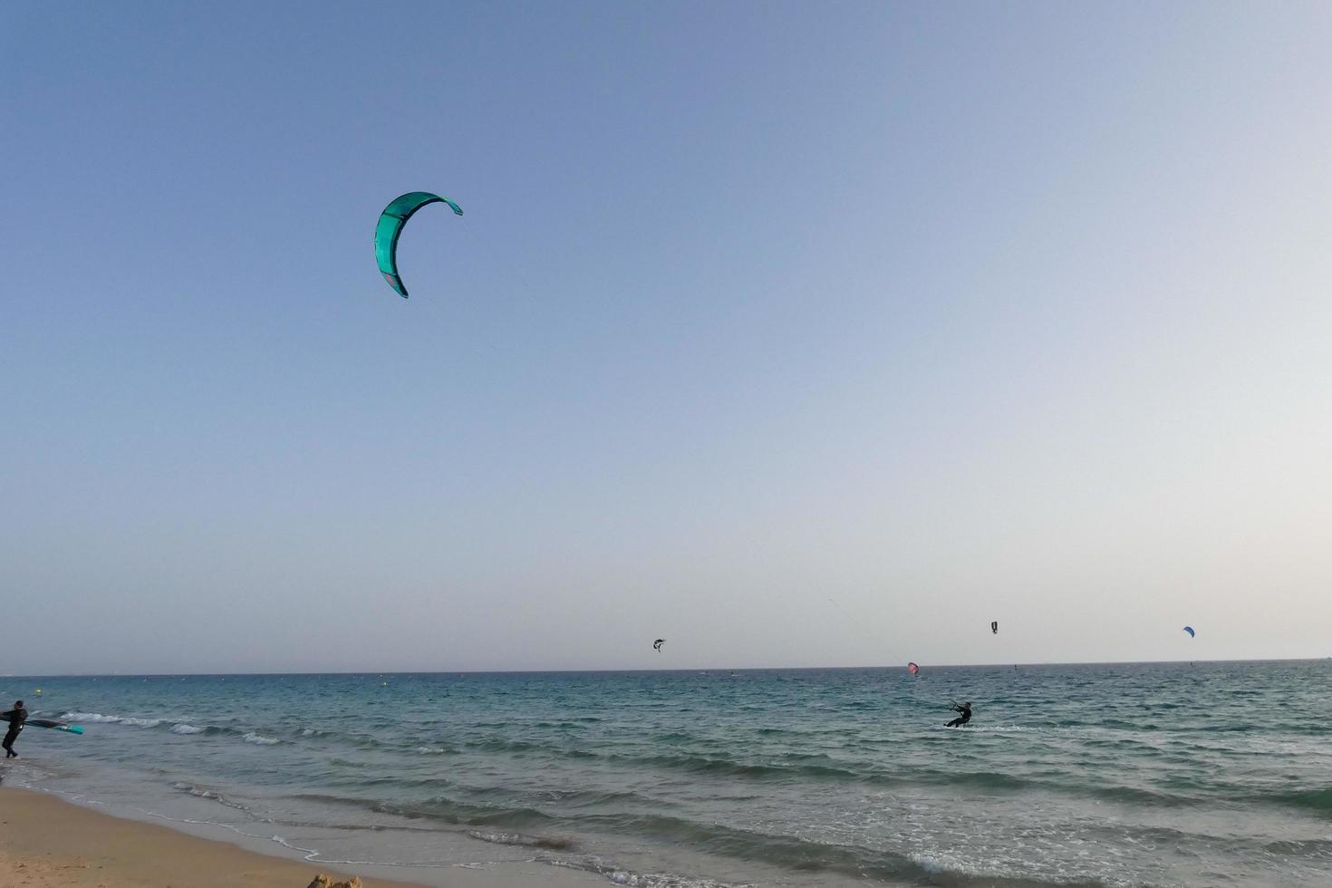 Windsurfen, Kitesurfen, Wasser- und Windsport mit Segeln oder Drachen foto