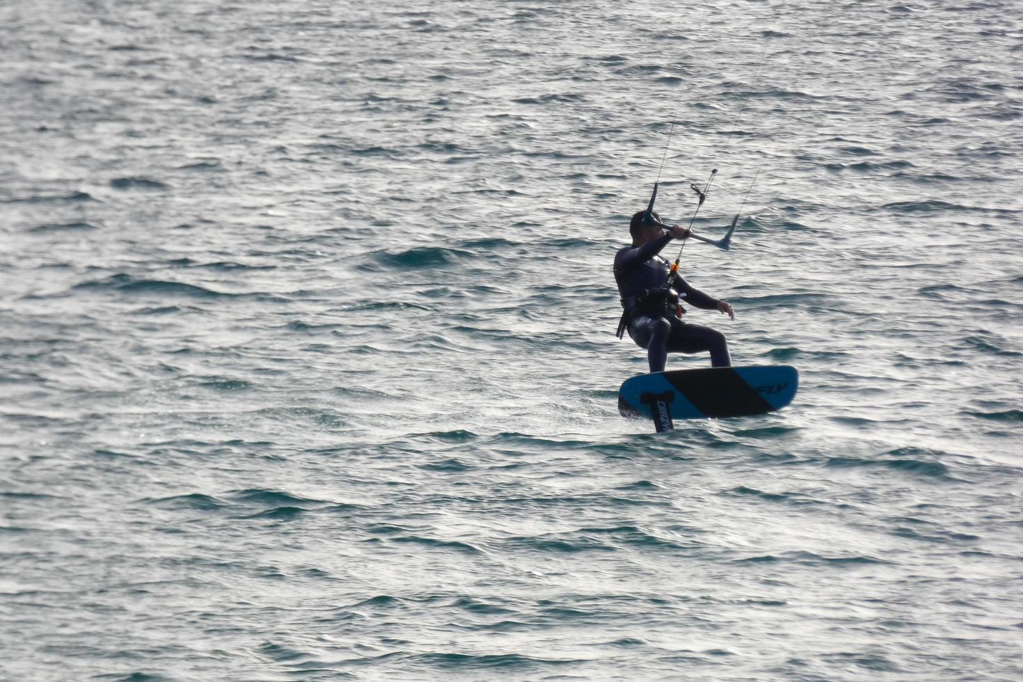 Windsurfen, Kitesurfen, Wasser- und Windsport mit Segeln oder Drachen foto