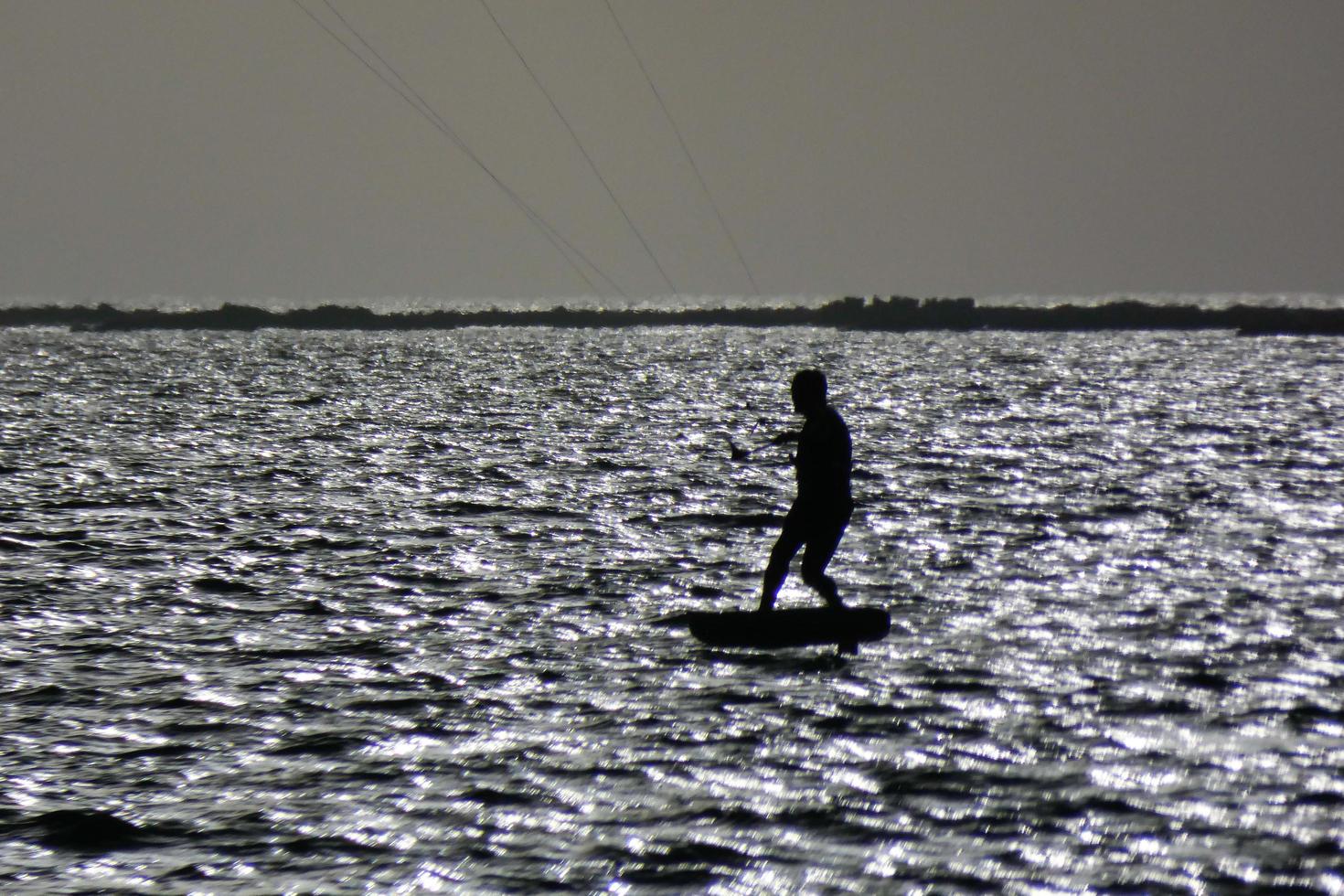 Windsurfen, Kitesurfen, Wasser- und Windsport mit Segeln oder Drachen foto