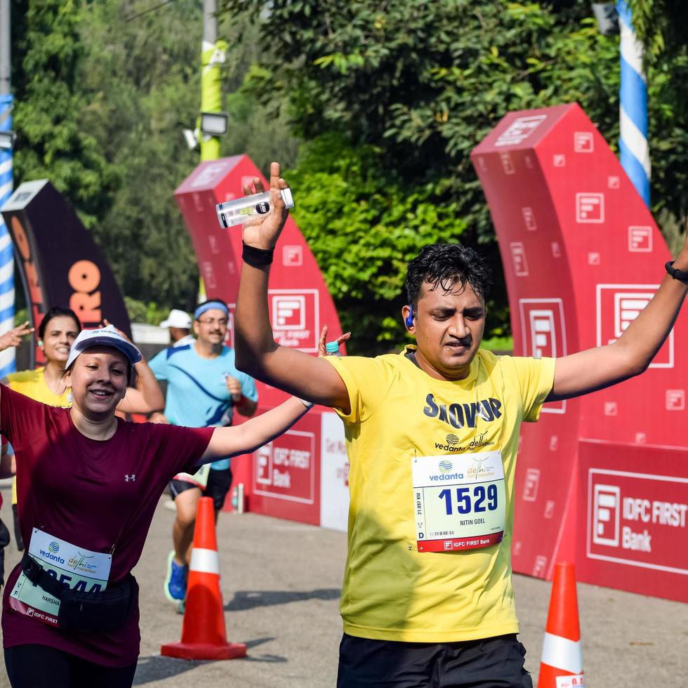 neu delhi, indien - 16. oktober 2022 - vedanta delhi halbmarathonrennen nach covid, bei dem die marathonteilnehmer kurz vor dem überqueren der ziellinie stehen, delhi halbmarathon 2022 foto