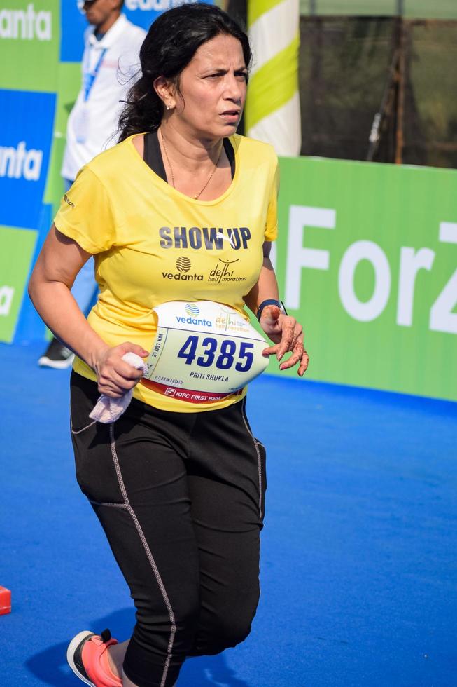 neu delhi, indien - 16. oktober 2022 - vedanta delhi halbmarathonrennen nach covid, bei dem die marathonteilnehmer kurz vor dem überqueren der ziellinie stehen, delhi halbmarathon 2022 foto