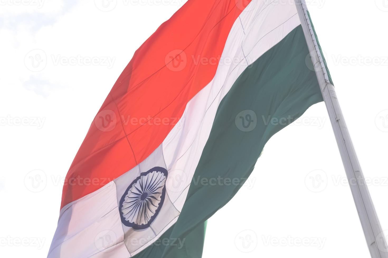 Indien-Flagge, die hoch am Connaught-Platz mit Stolz auf den blauen Himmel fliegt, Indien-Flagge flattert, indische Flagge am Unabhängigkeitstag und Tag der Republik Indien, Schuss nach oben geneigt, indische Flagge schwenkend, Har Ghar Tiranga foto