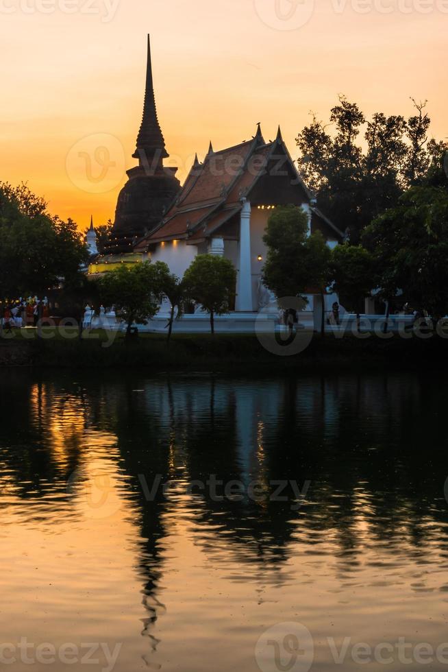 silhouette des wat-tempels schöner tempel im historischen park thailand foto