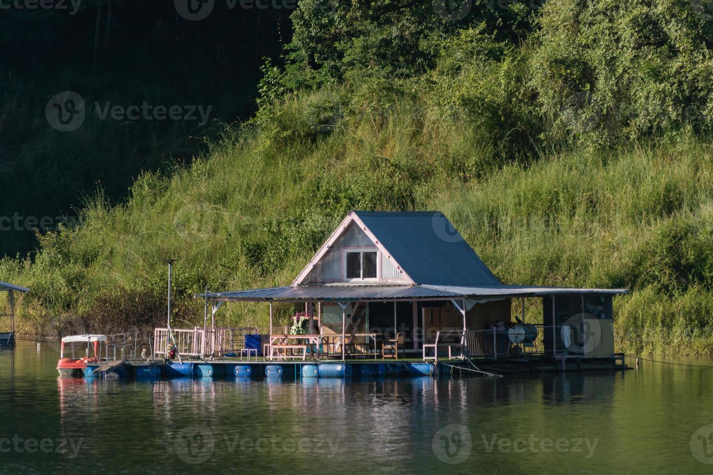 Landschaftsreservoir und Floßhaus Thailand foto