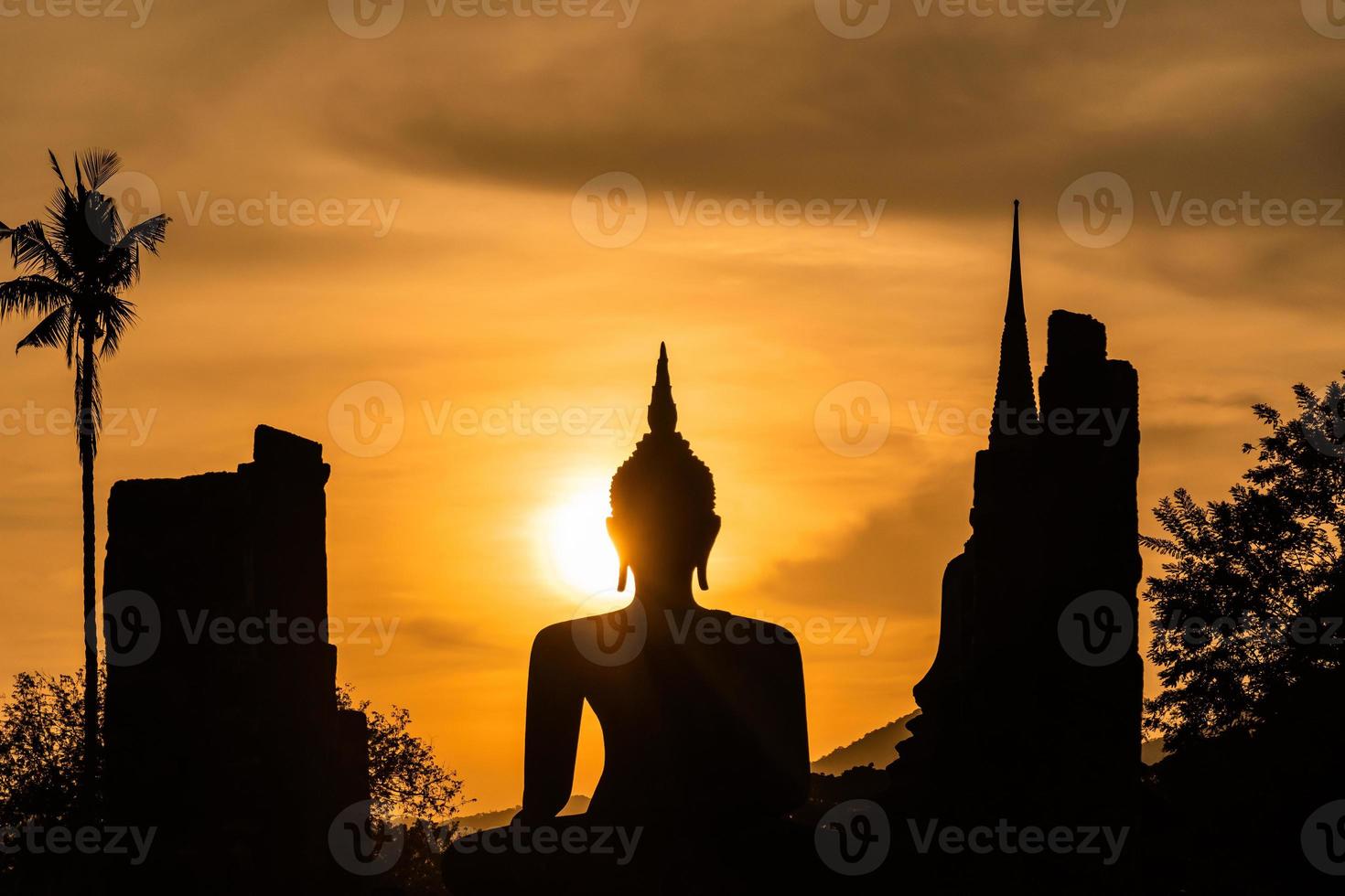 silhouette des wat-tempels schöner tempel im historischen park thailand foto