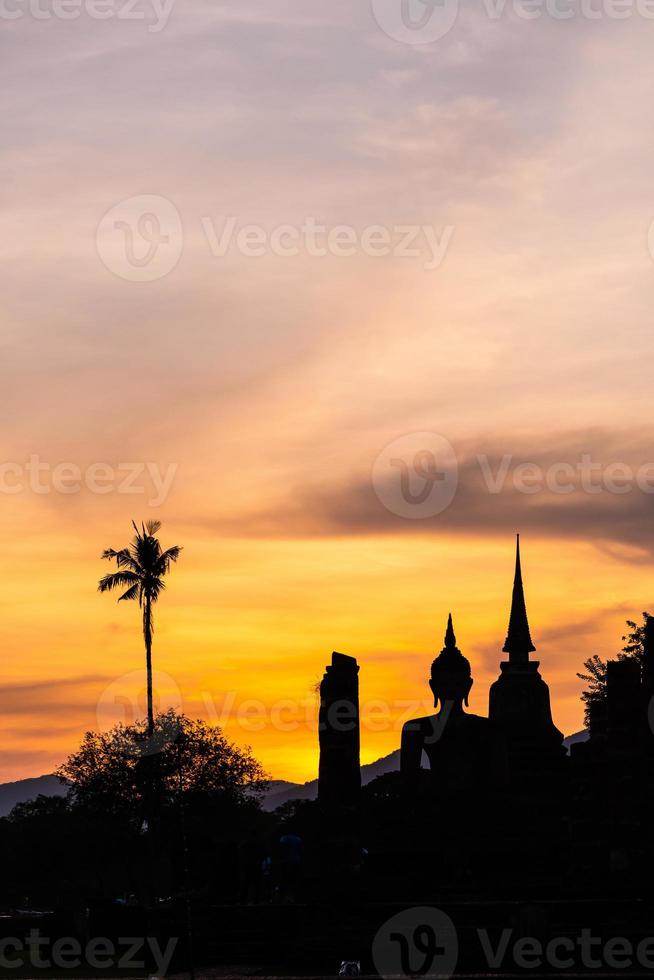 silhouette des wat-tempels schöner tempel im historischen park thailand foto