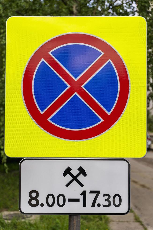 Straßenschild Parken ist auf gelbem Hintergrund verboten foto