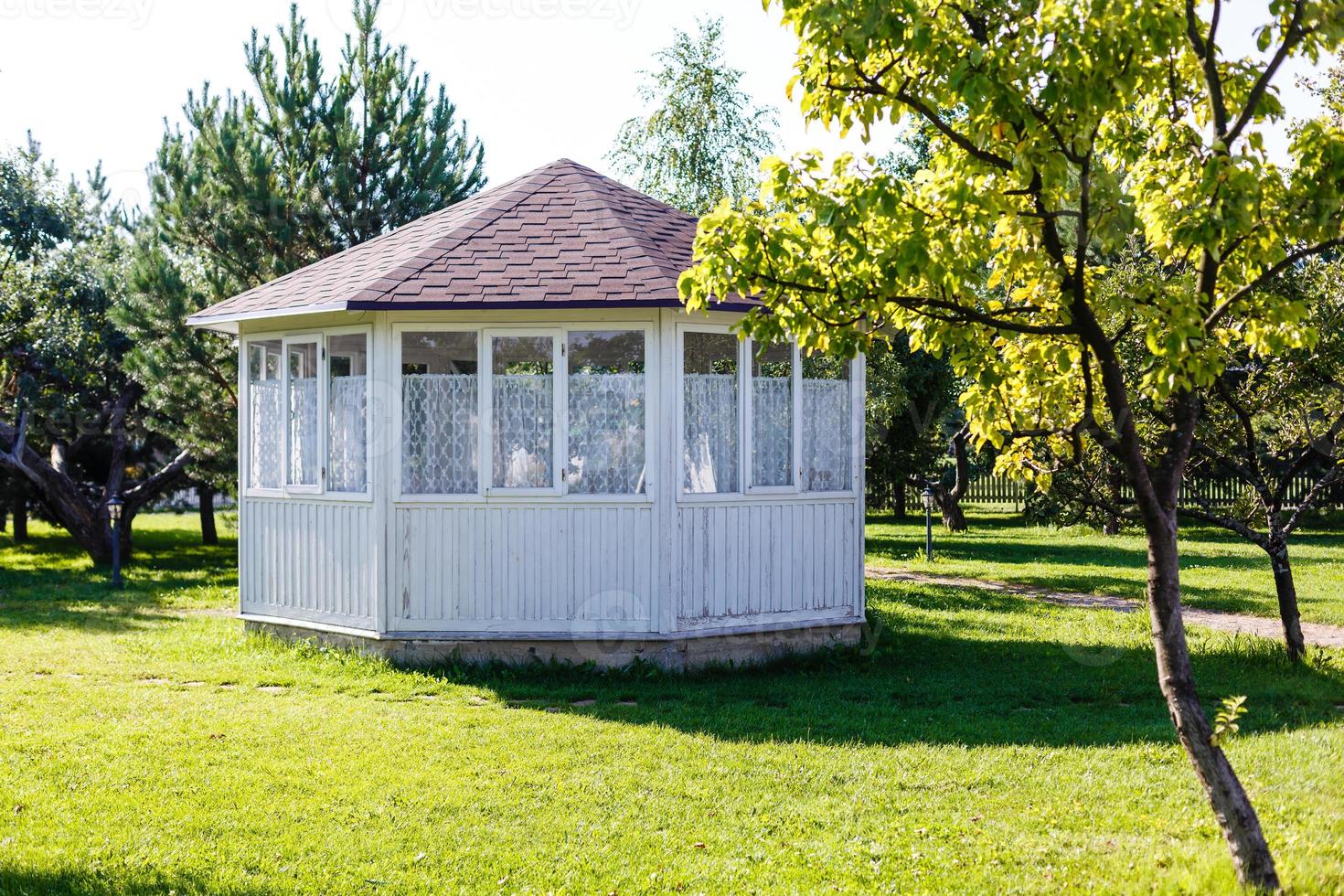 weißer Pavillon im Garten. foto