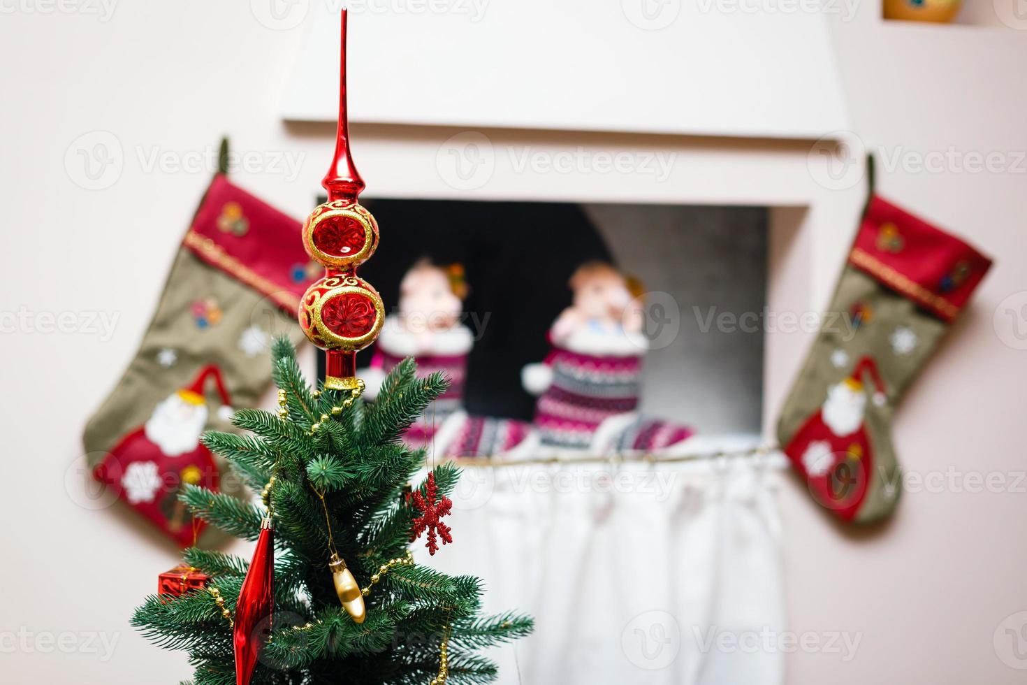 Weihnachtsdekoration des Kamins im Wohnzimmer foto