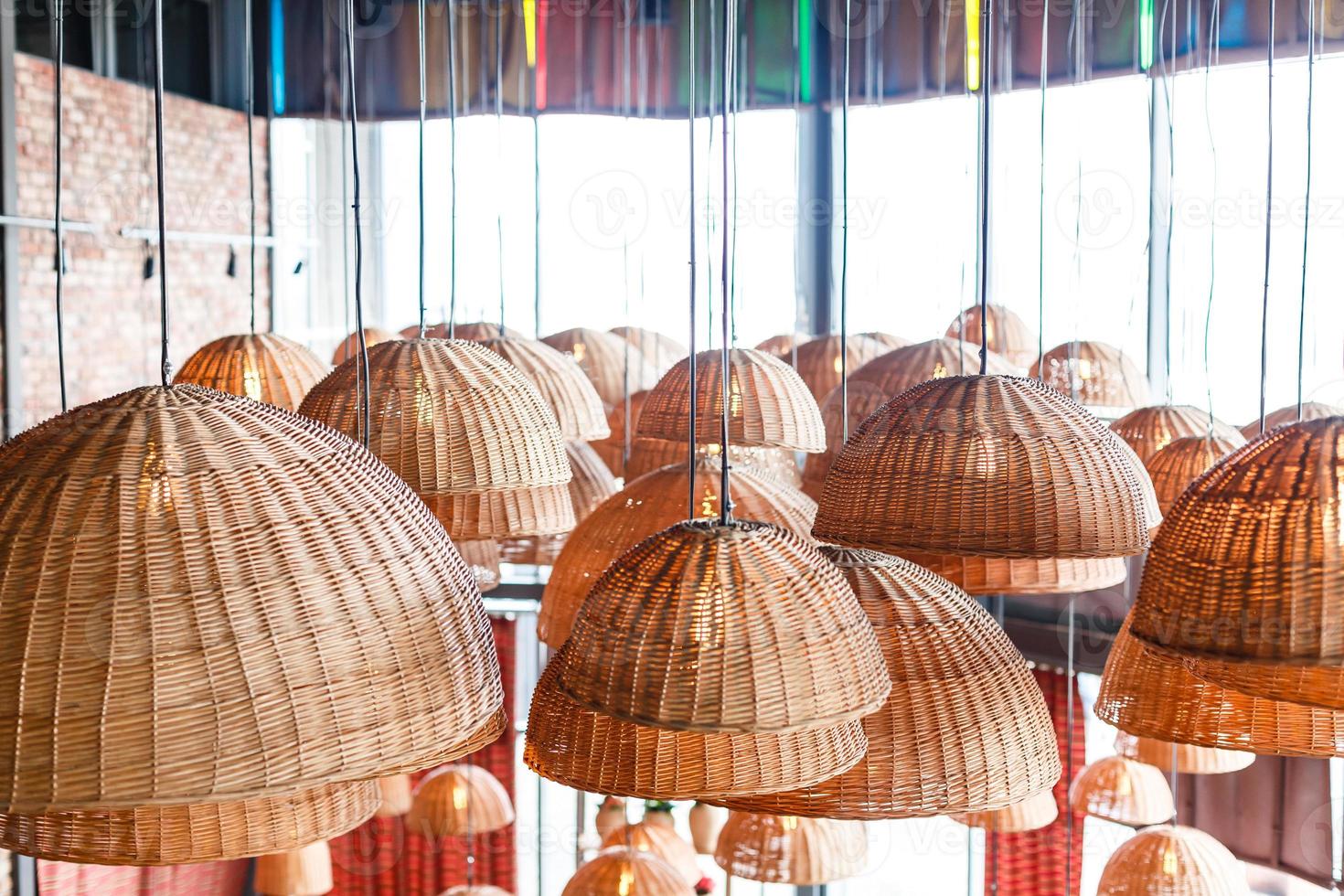 dekorieren hängend Laterne Lampen im hölzern Korbweide gemacht von Bambus,  Innenraum Dekoration 19988466 Stock-Photo bei Vecteezy