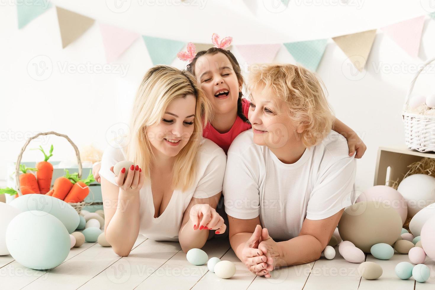 glückliche Familie mit Ostereiern. glückliches kleines Mädchen und Großmutter mit Ostereiern foto