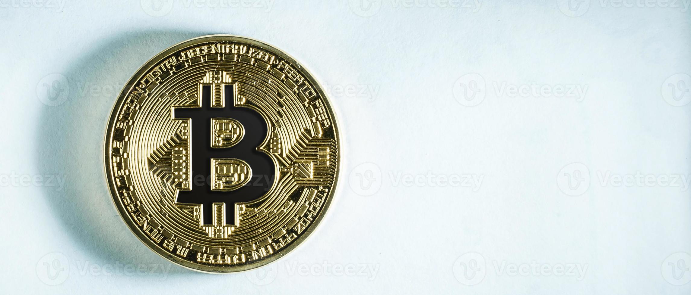 gesicht der kryptowährung golden bitcoin isoliert auf weißem hintergrund das konzept des virtuellen foto