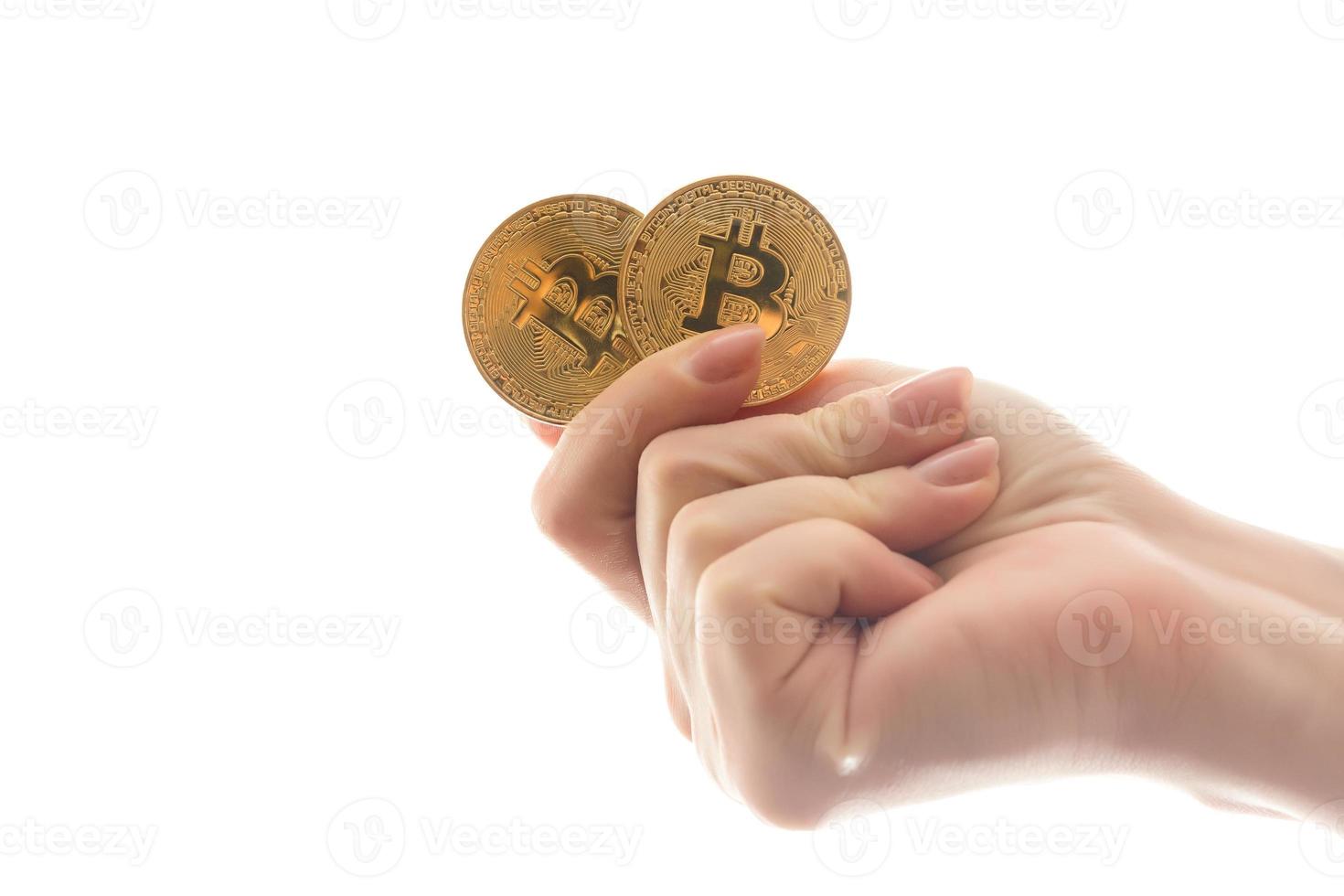 Zwei goldene Bitcoins in der Hand digitales Symbol einer neuen virtuellen Währung isoliert auf Weiß foto