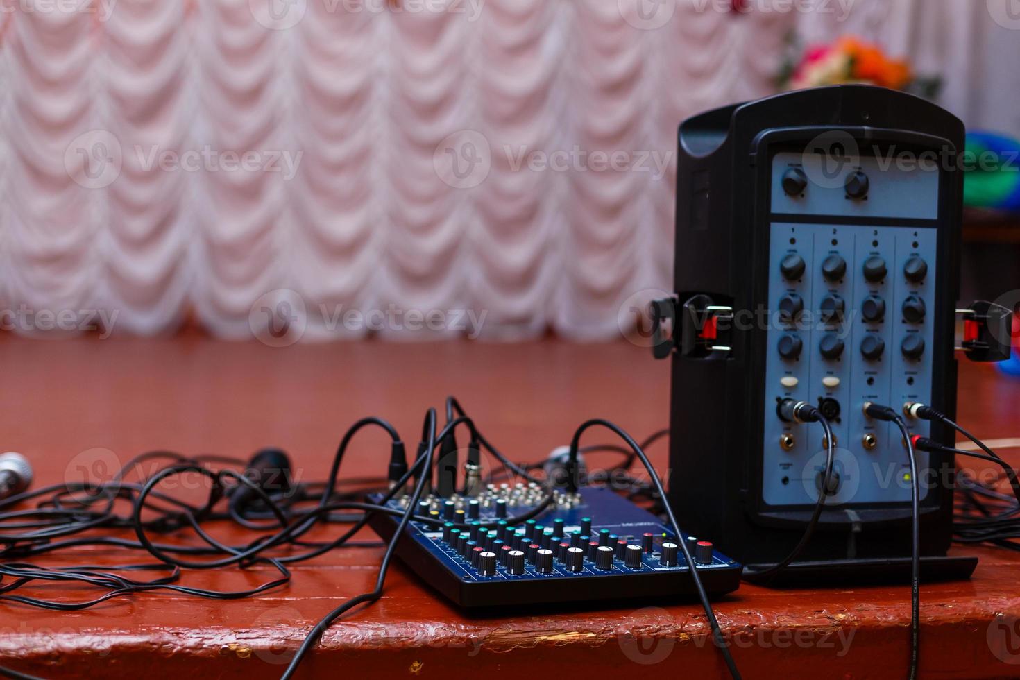 Kabel in einem Rockkonzert-Detail aus Musikklang und Spaß foto