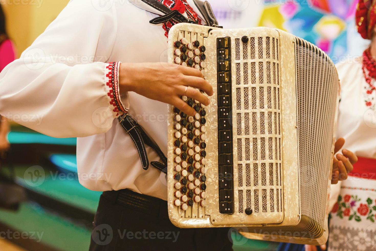 Musiker spielt Akkordeons Musiker spielt das Akkordeon auf Weiß foto