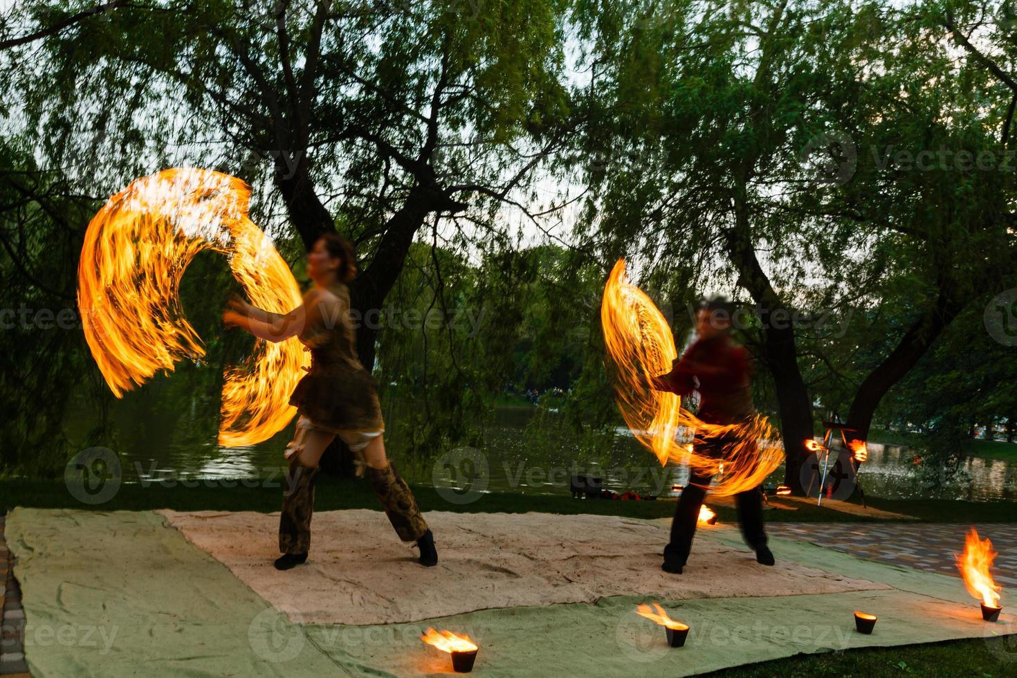 Feuershow nachts erstaunlich. foto