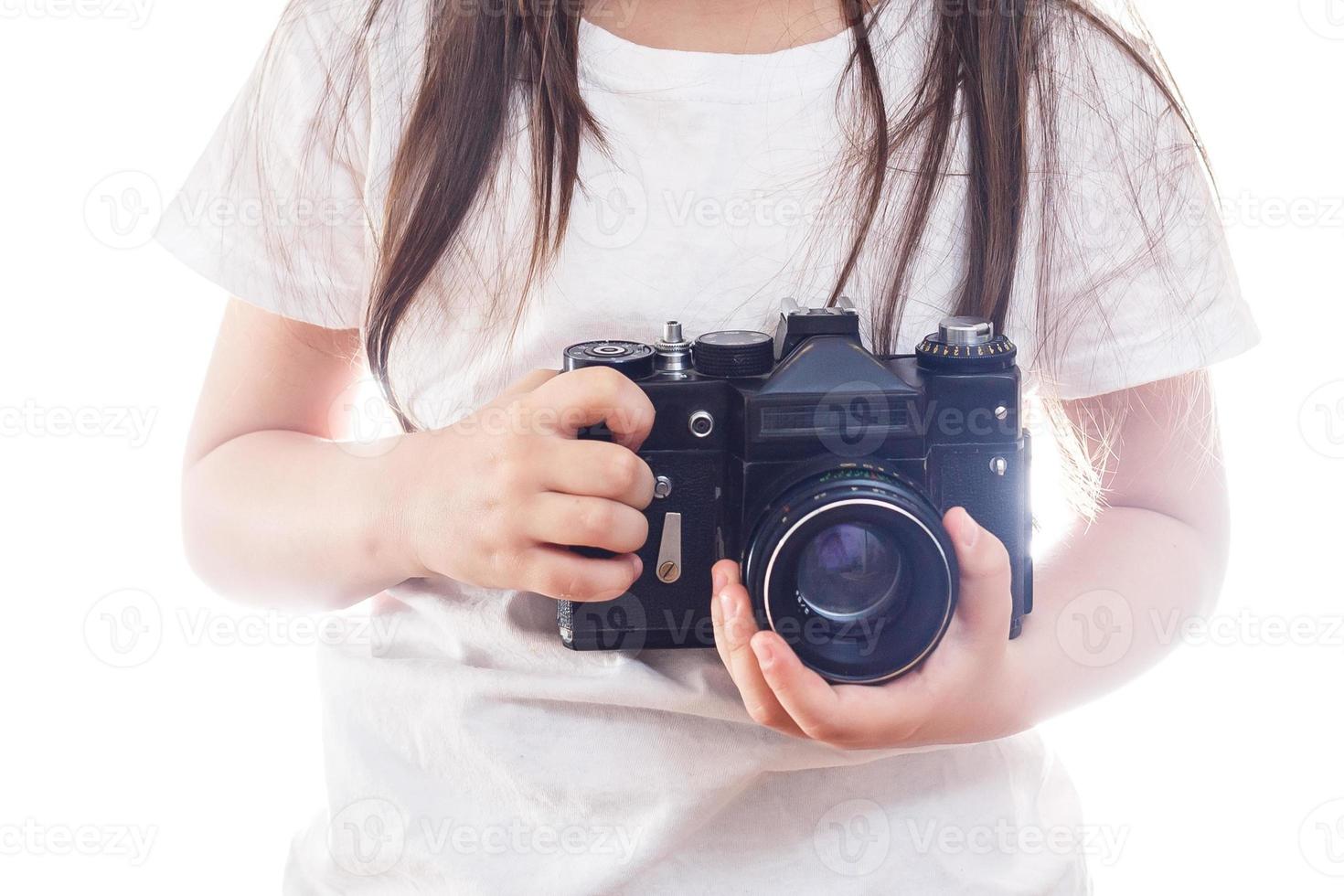 Mädchenhände, die Kamera mit Kopienraum des weißen Hintergrundes des Weinlesefarbeffekts halten foto
