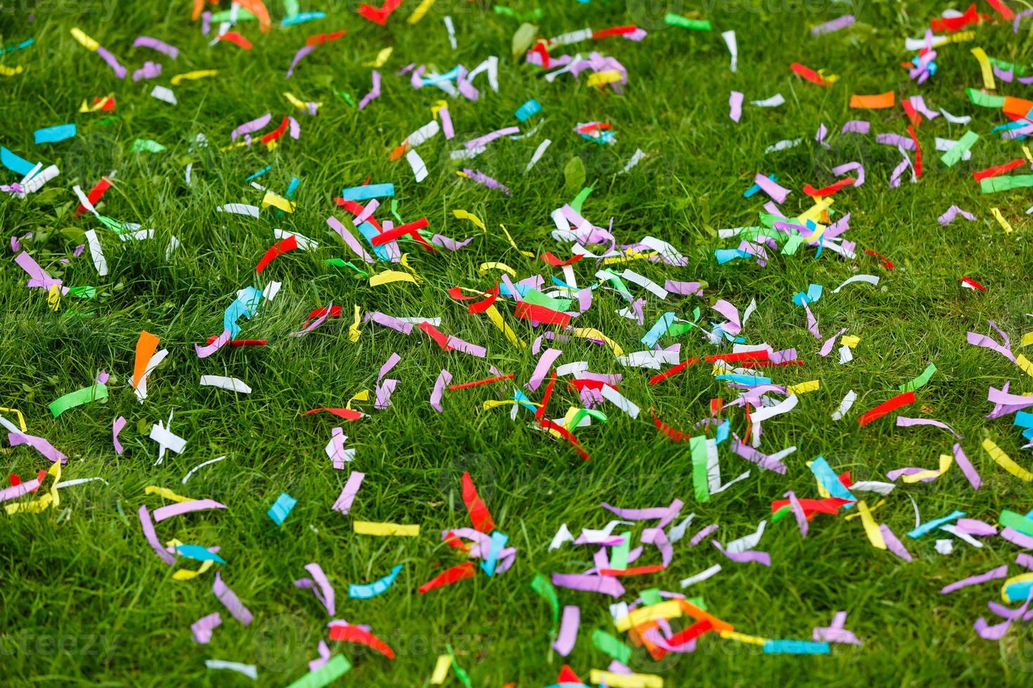 buntes konfetti auf einem stadiongras foto