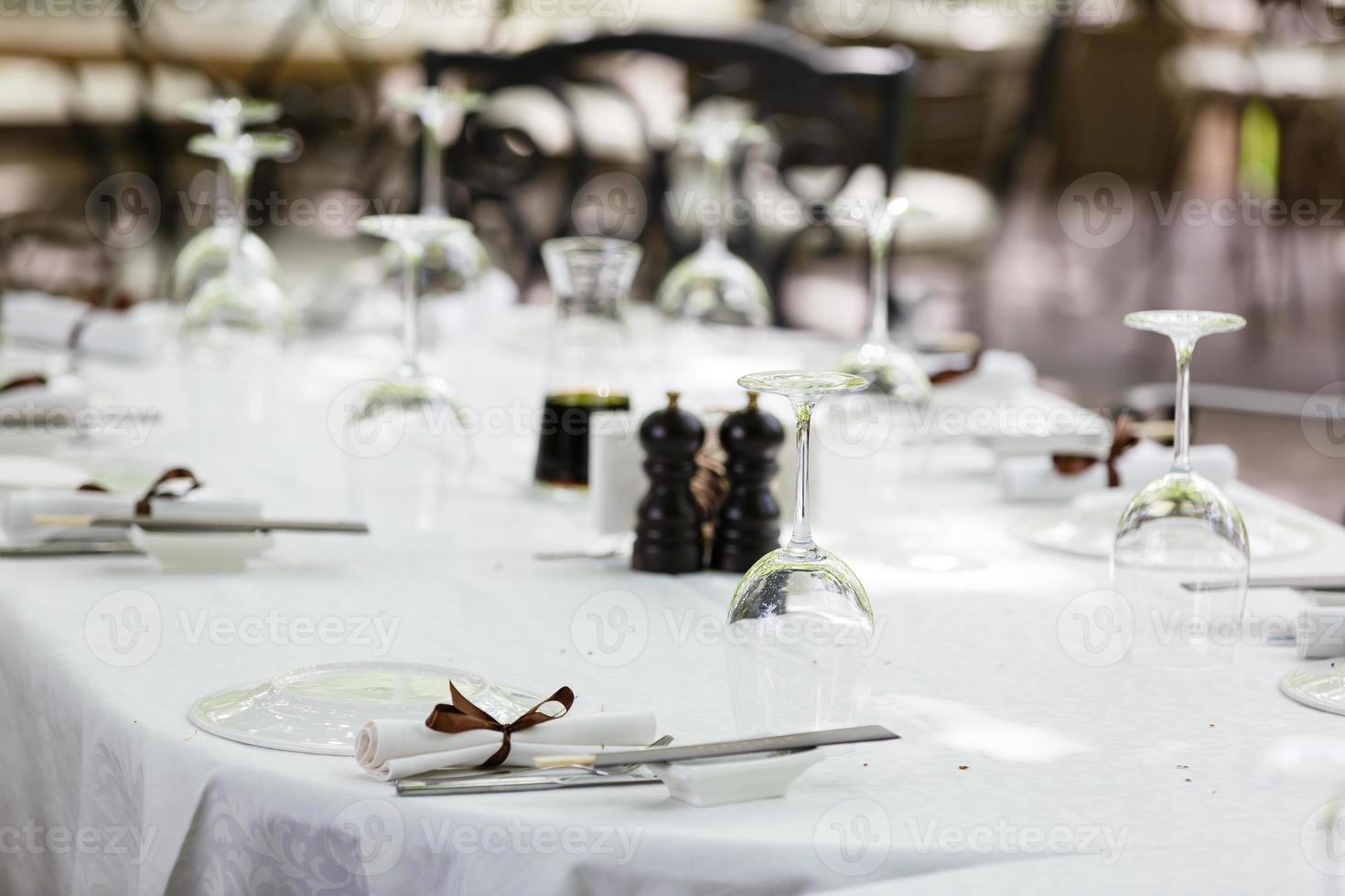 Tisch mit Gläsern im Restaurant serviert. foto