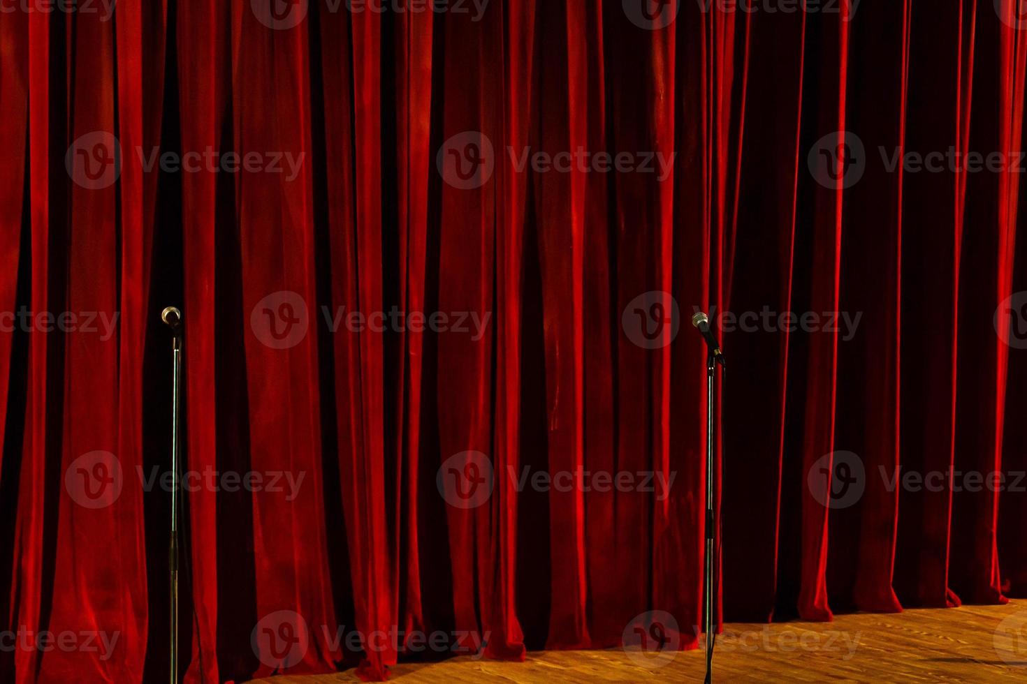 Bühnentheater mit rotem Vorhang als Platz für Ihren Text foto