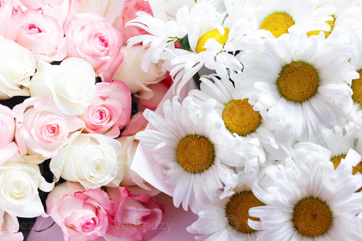 Nahaufnahme von rosa Rosen und weißem Gänseblümchen blüht Blumenstrauß für Feiertagshintergrund foto