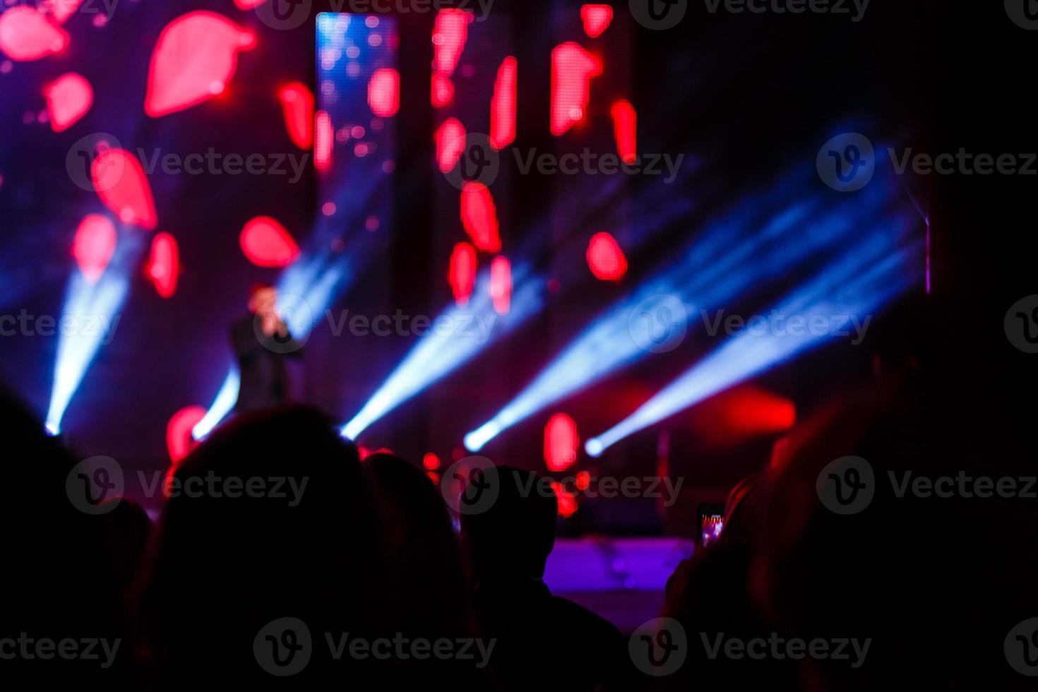 Bühnenbeleuchtung. scheinwerfer auf die szene blau und rot. Nachtclub foto