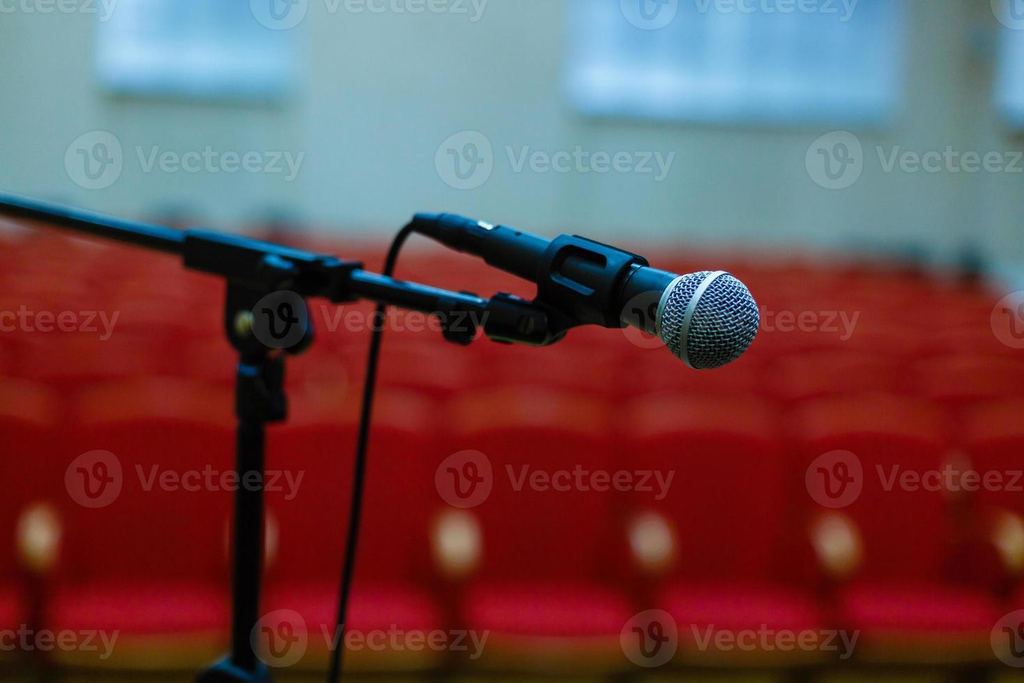 Mikrofon über dem abstrakten verschwommenen Hintergrund des Konferenzsaals oder Seminarraums foto