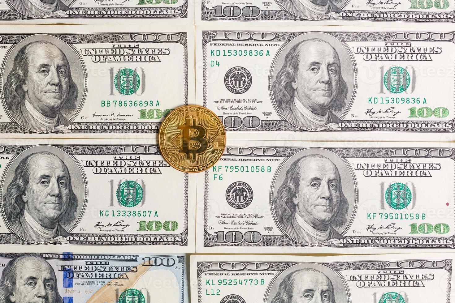 Goldene Bitcoin-Münze auf US-Dollar aus nächster Nähe foto