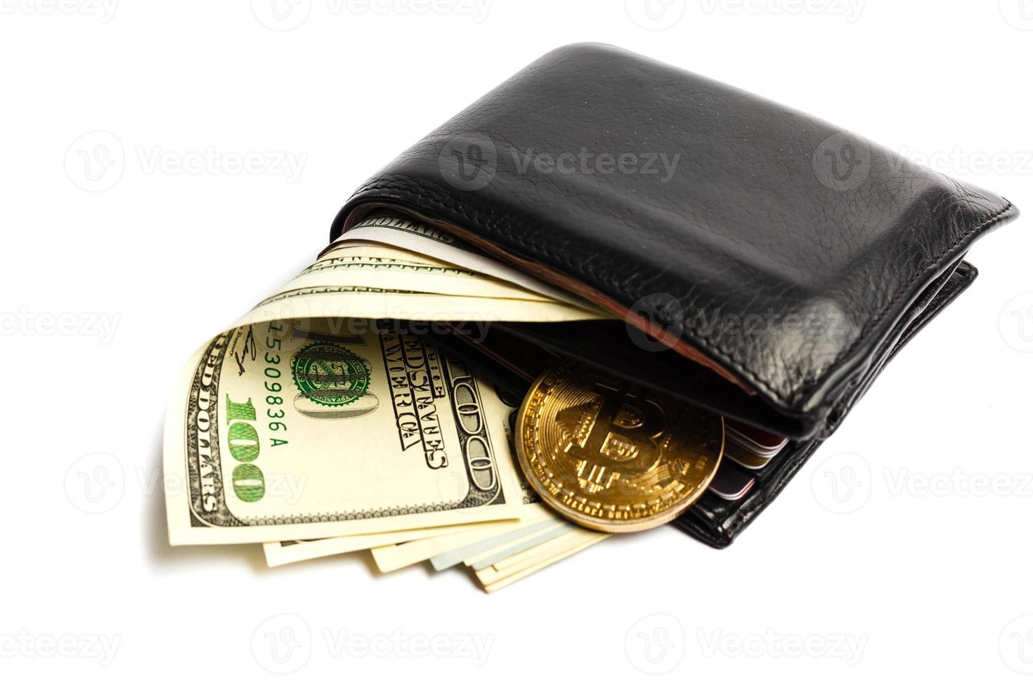 bitcoin bitcoin mit dollar auf geldbörse lokalisiertem weißem hintergrund foto