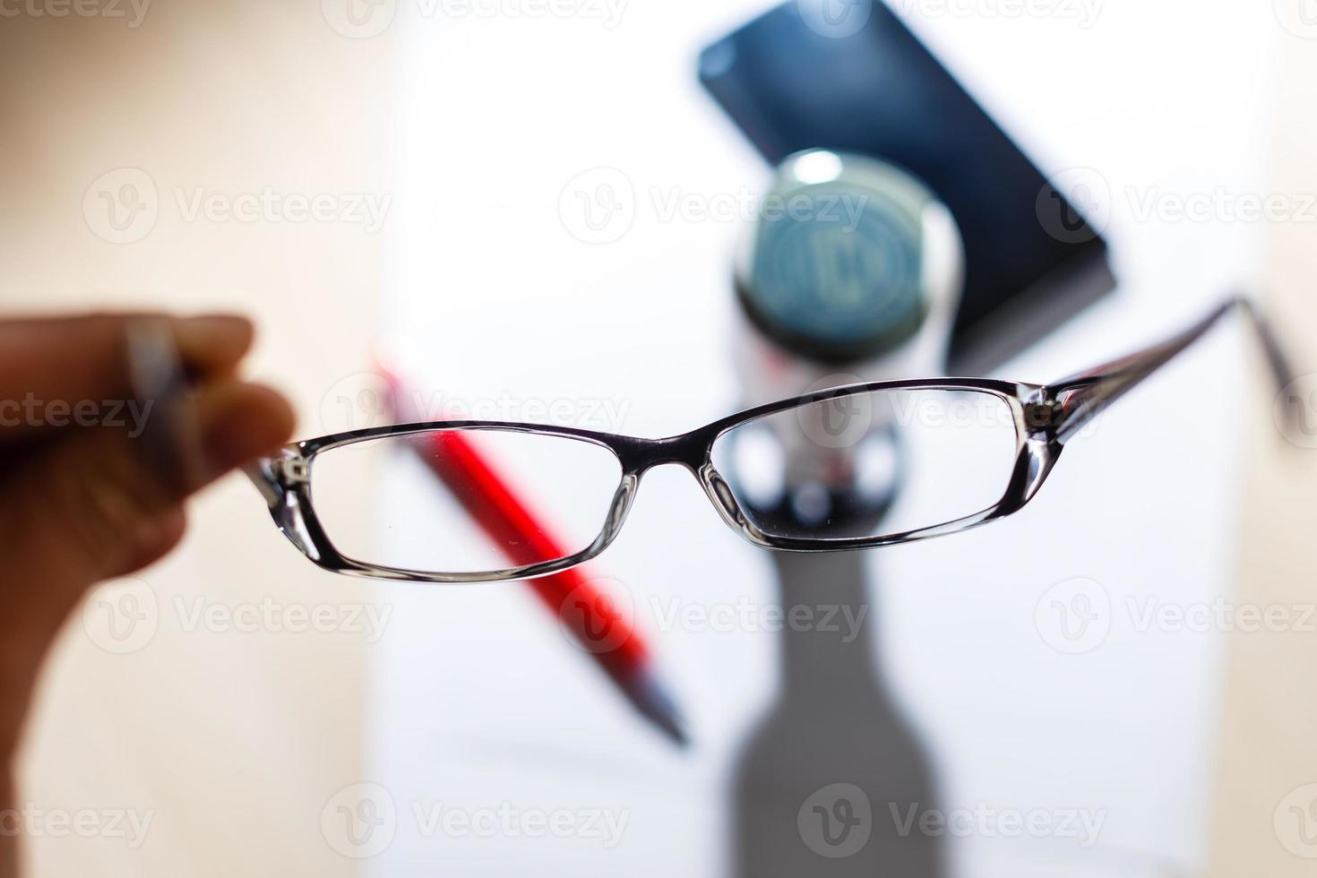 Brille mit Brille auf weißem Hintergrund und Stempel auf dem Druck mit Füllfederhalter, Papierhintergrund foto