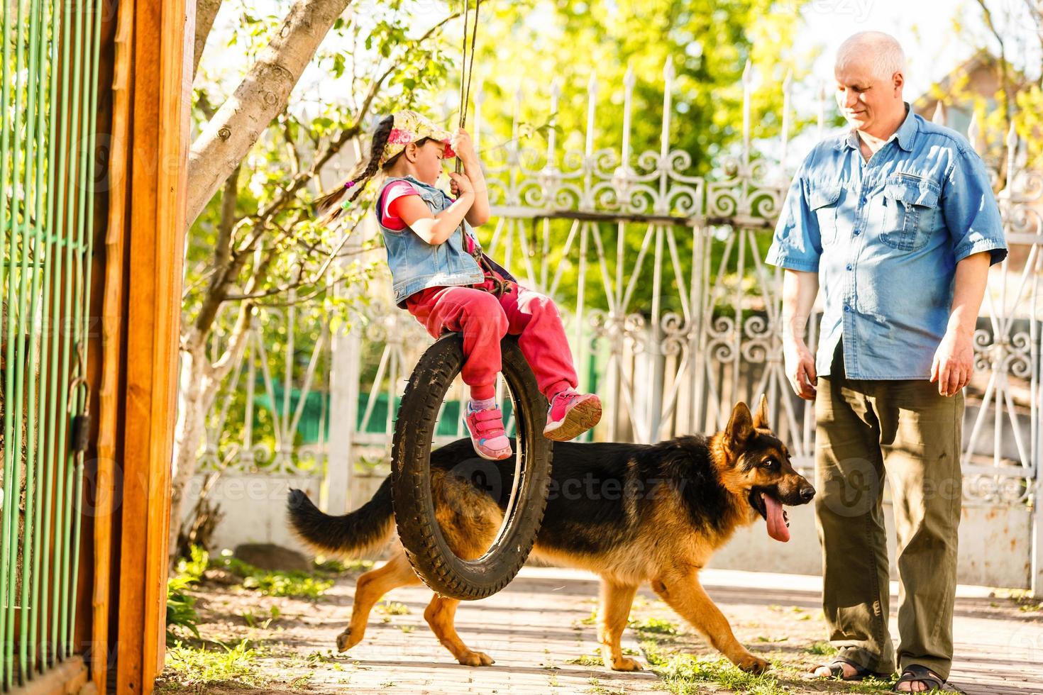 Mehrgenerationenfamilie geht mit Hund spazieren foto