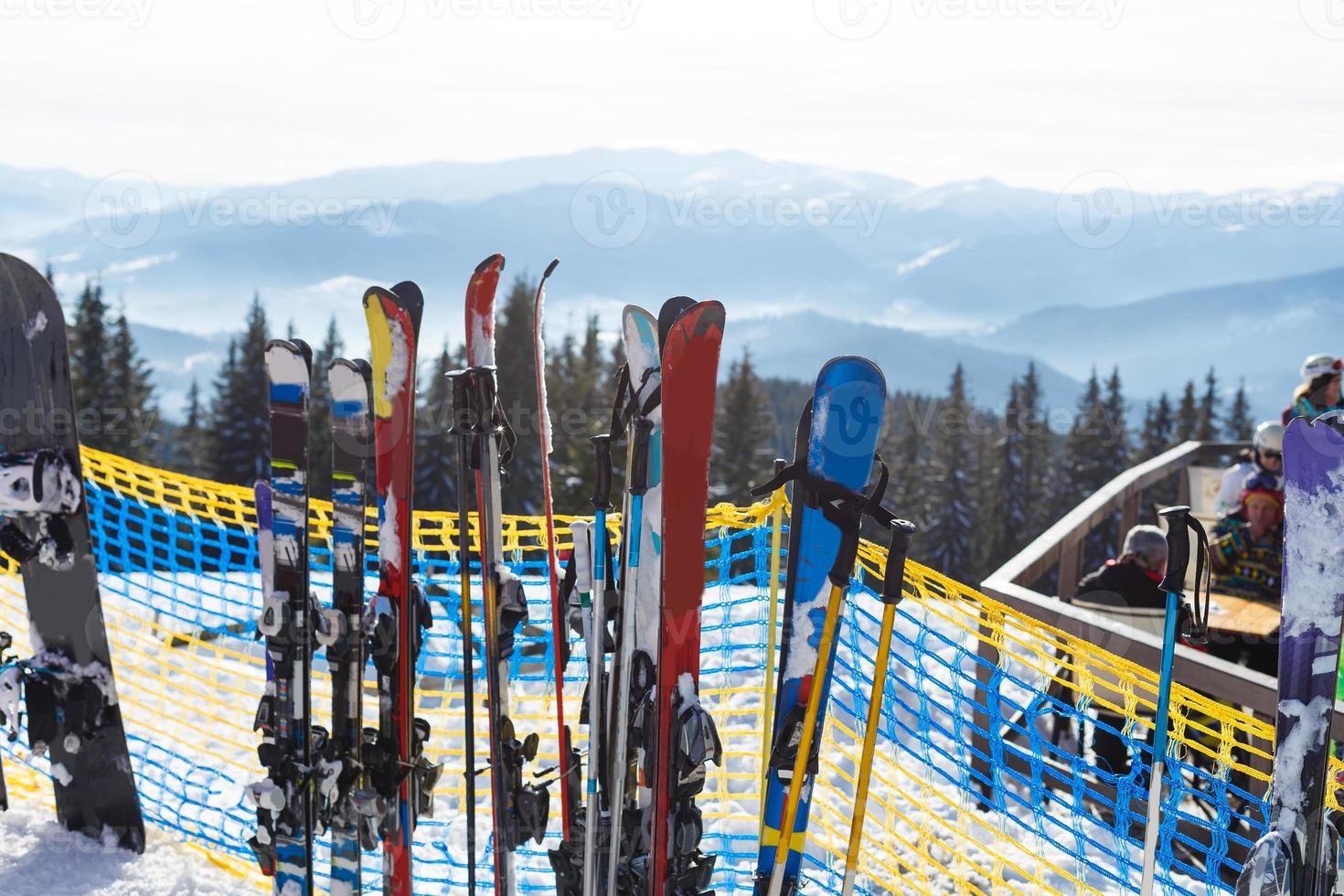 skifahren, wintersaison, berge und skiausrüstungen auf der skipiste foto