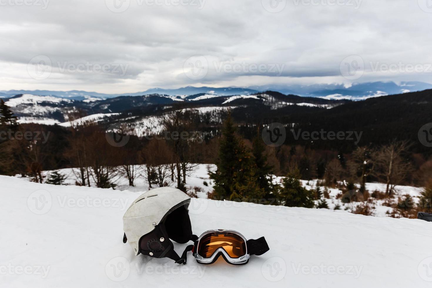 Skihelm und Skibrille isoliert auf weißem Hintergrund foto