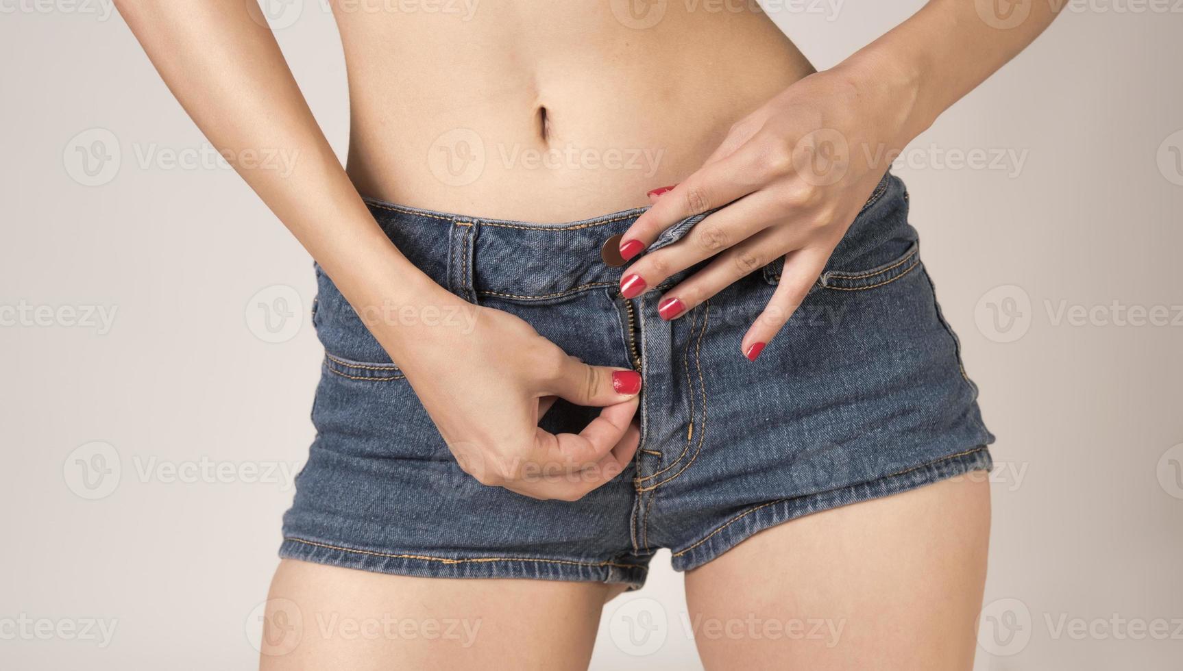 sexy Frau in modischen Blue Jeans-Shorts. perfekte heiße Beute und erotische Kurven Hüften. gute Körperformen ohne Cellulite. Sport und Ernährung. foto