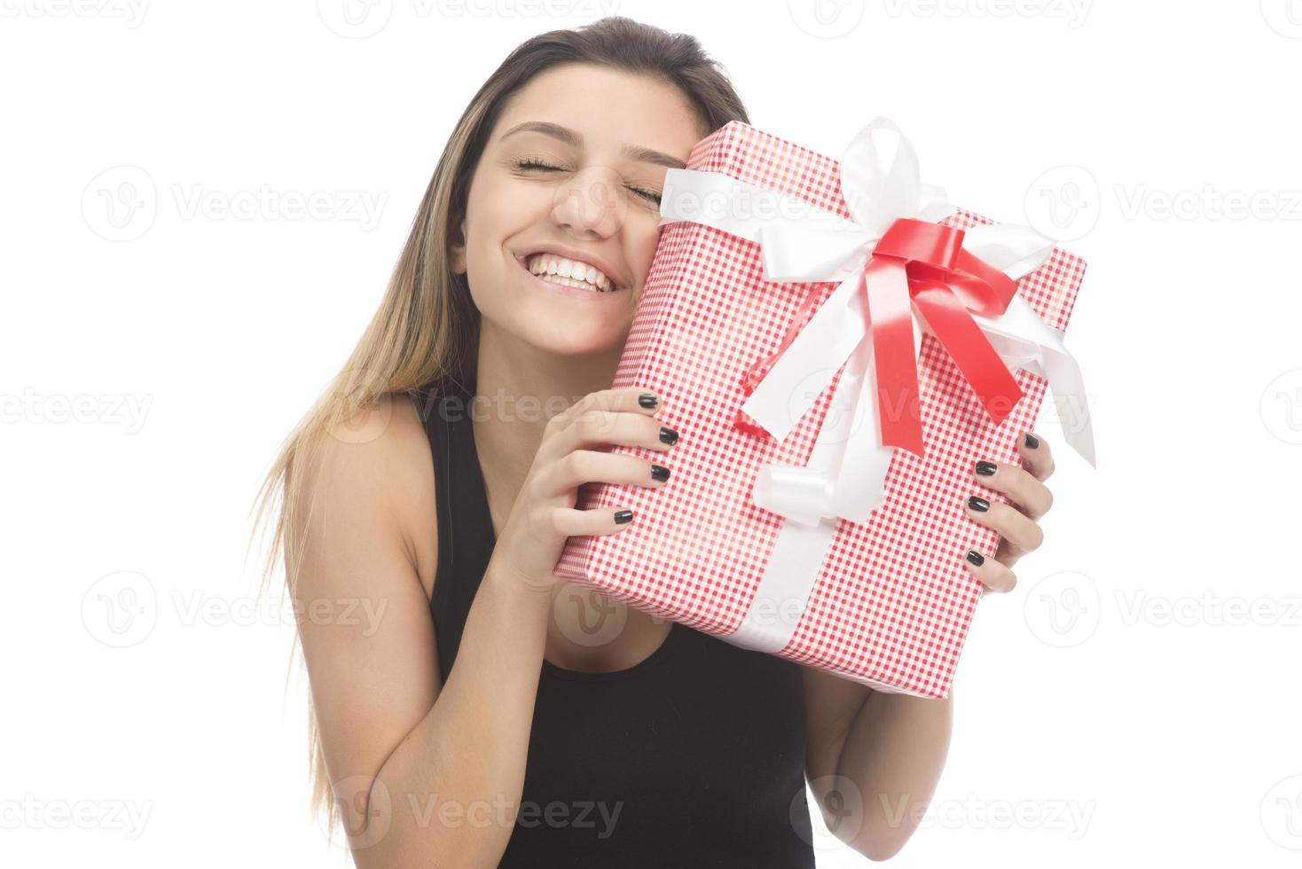glückliche schöne Frau lächelt und umarmt Geschenkbox isoliert auf weißem Hintergrund foto
